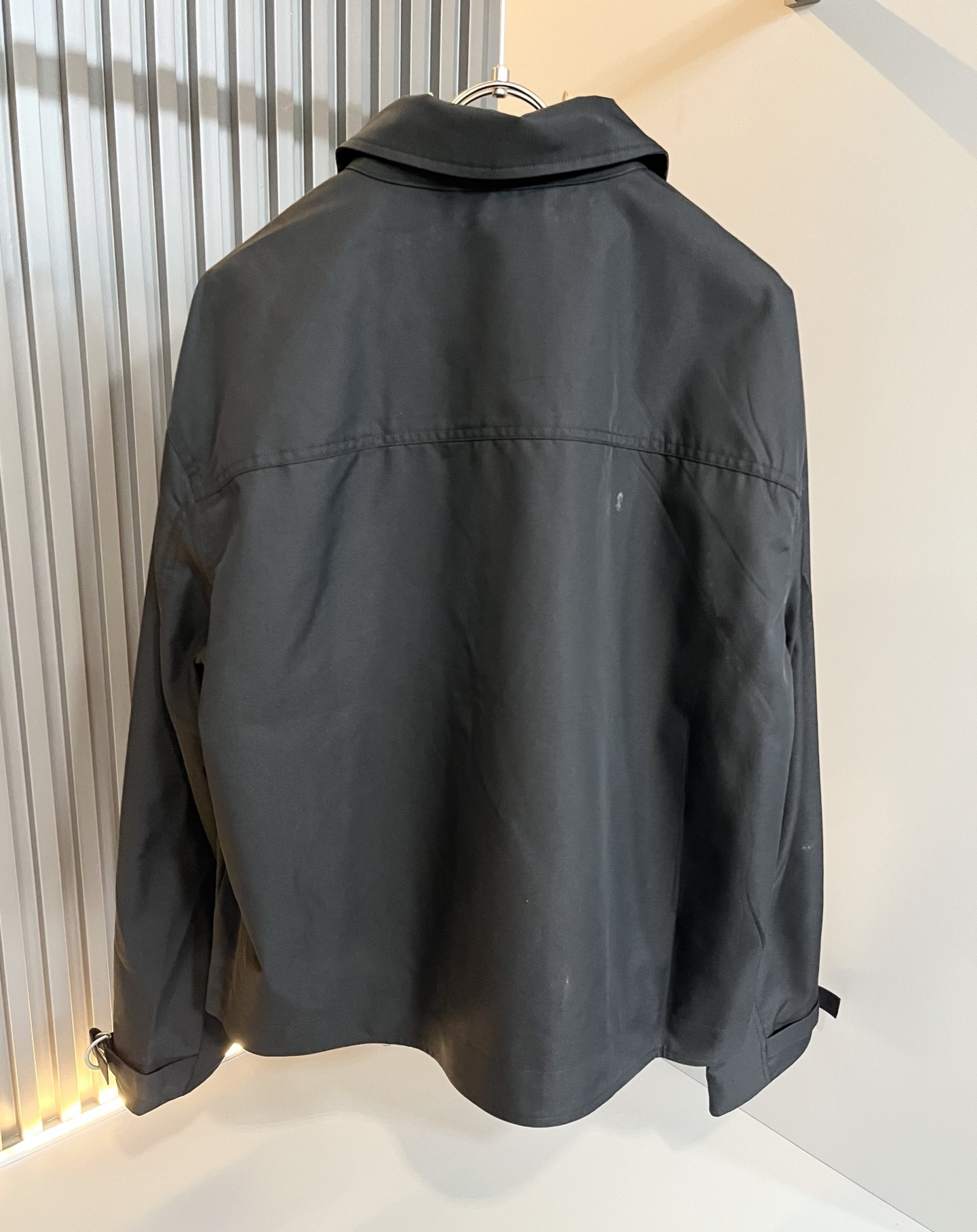 BURBER*Y巴*莉2025秋冬新品夹克外套重磅来袭，最近比较火热的环保帆布棉面料制作而成，高端户外运