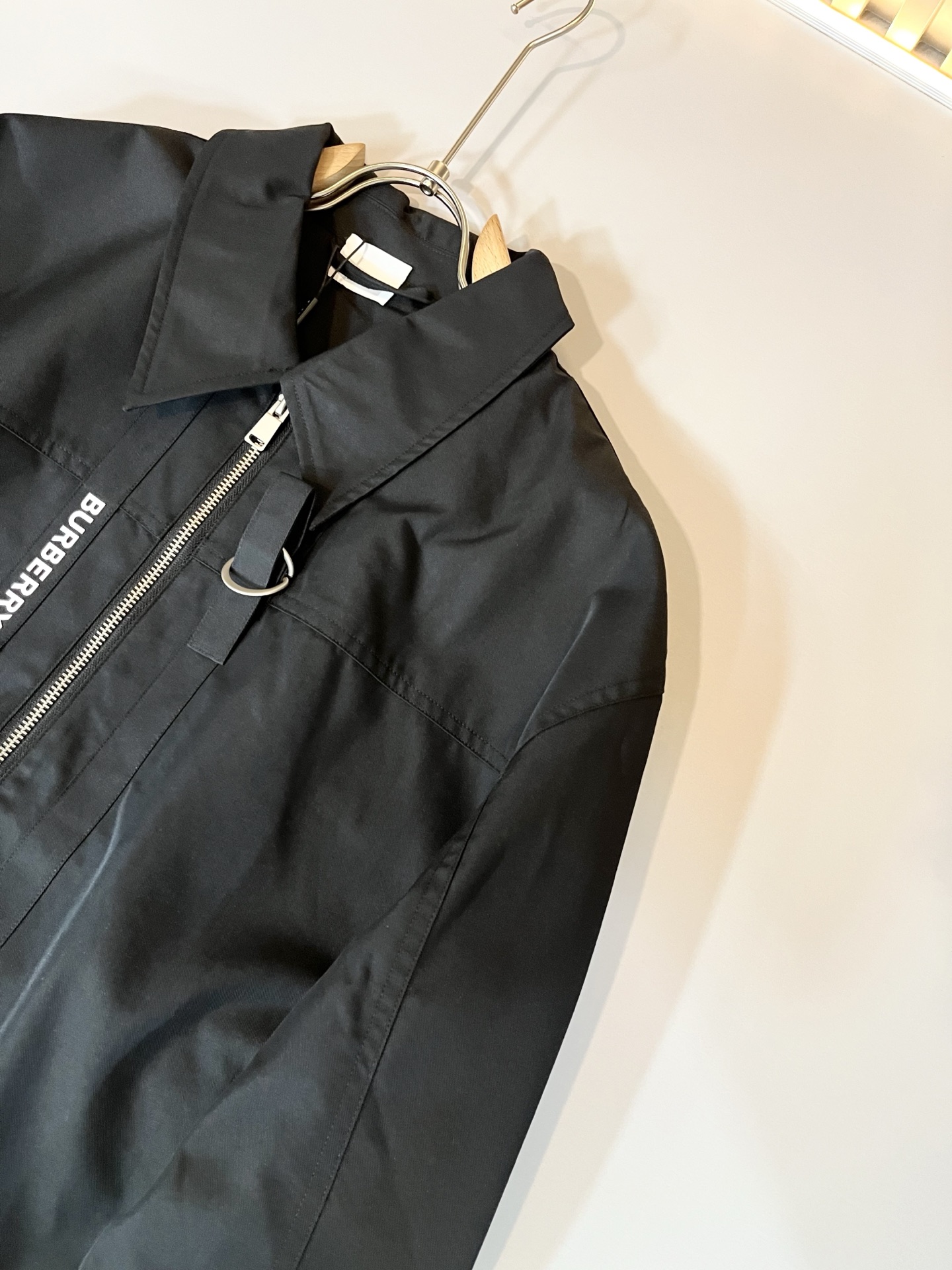 BURBER*Y巴*莉2025秋冬新品夹克外套重磅来袭，最近比较火热的环保帆布棉面料制作而成，高端户外运