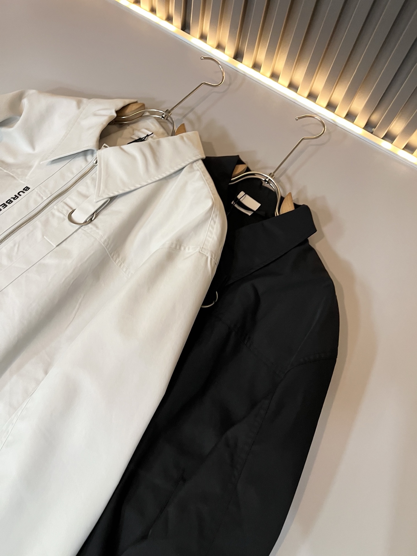 BURBER*Y巴*莉2025秋冬新品夹克外套重磅来袭，最近比较火热的环保帆布棉面料制作而成，高端户外运