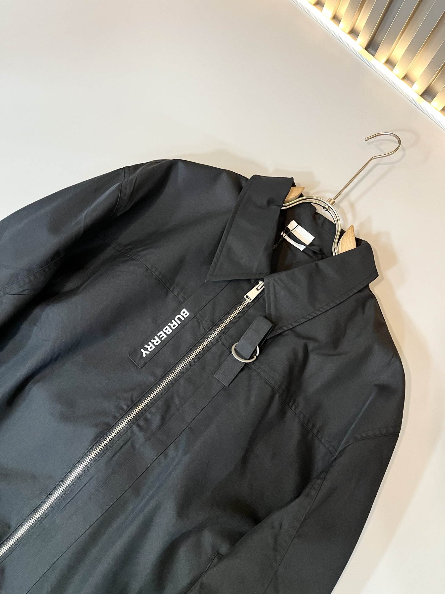 BURBER*Y巴*莉2025秋冬新品夹克外套重磅来袭，最近比较火热的环保帆布棉面料制作而成，高端户外运