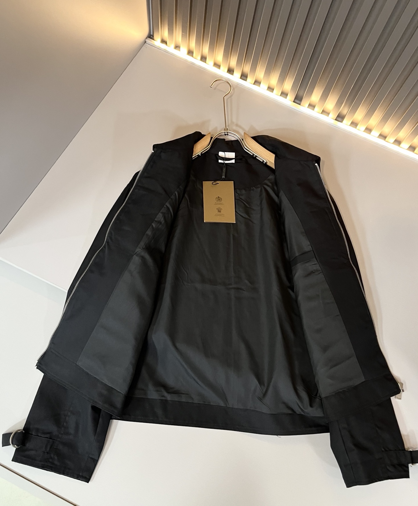 BURBER*Y巴*莉2025秋冬新品夹克外套重磅来袭，最近比较火热的环保帆布棉面料制作而成，高端户外运