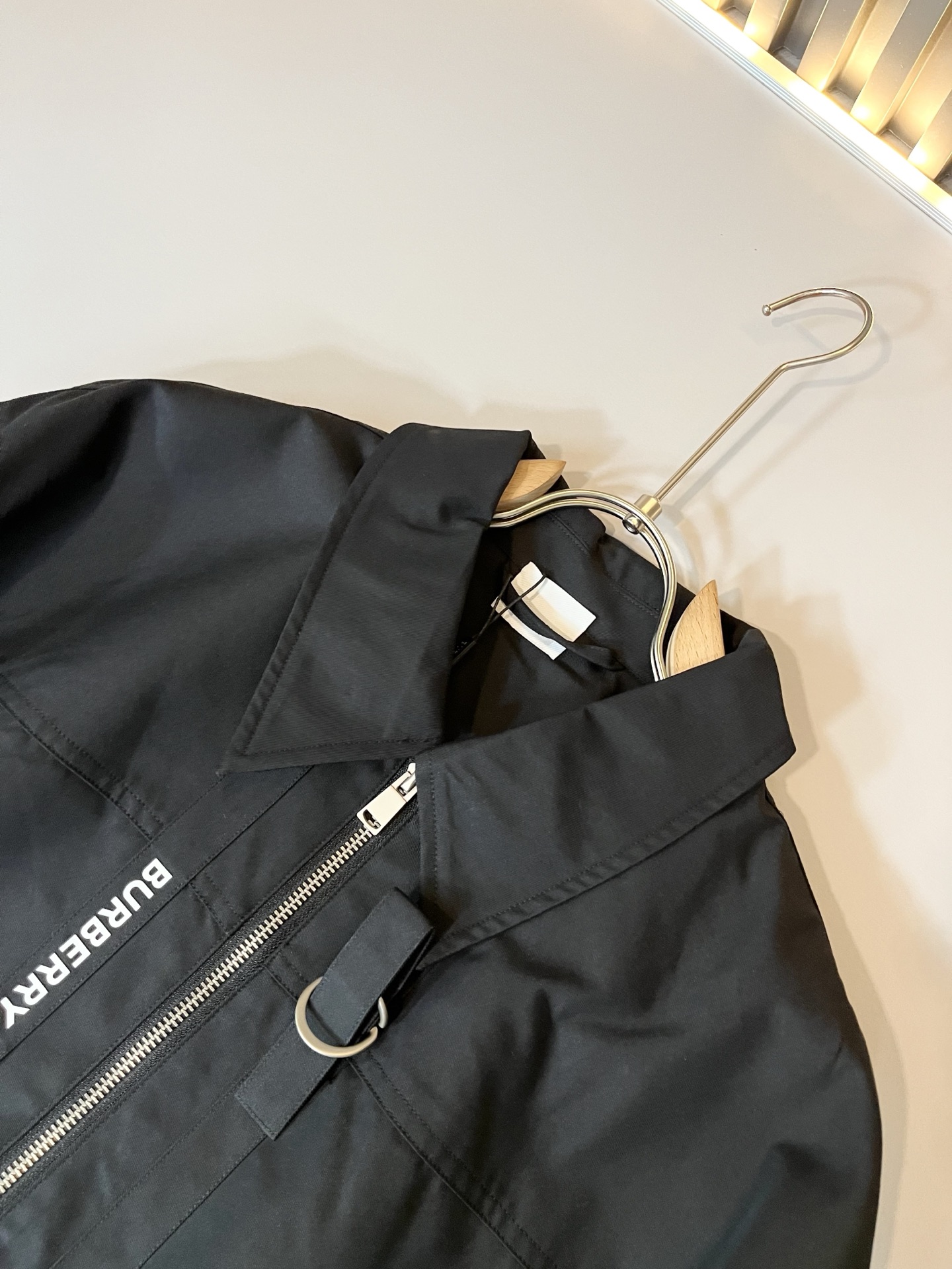 BURBER*Y巴*莉2025秋冬新品夹克外套重磅来袭，最近比较火热的环保帆布棉面料制作而成，高端户外运