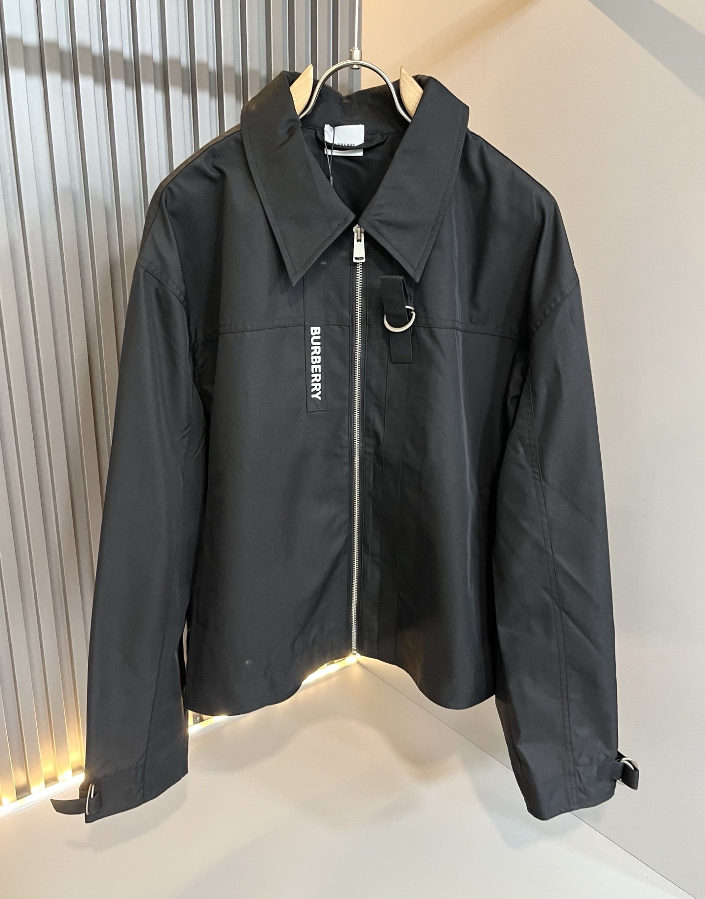 BURBER*Y巴*莉2025秋冬新品夹克外套重磅来袭，最近比较火热的环保帆布棉面料制作而成，高端户外运