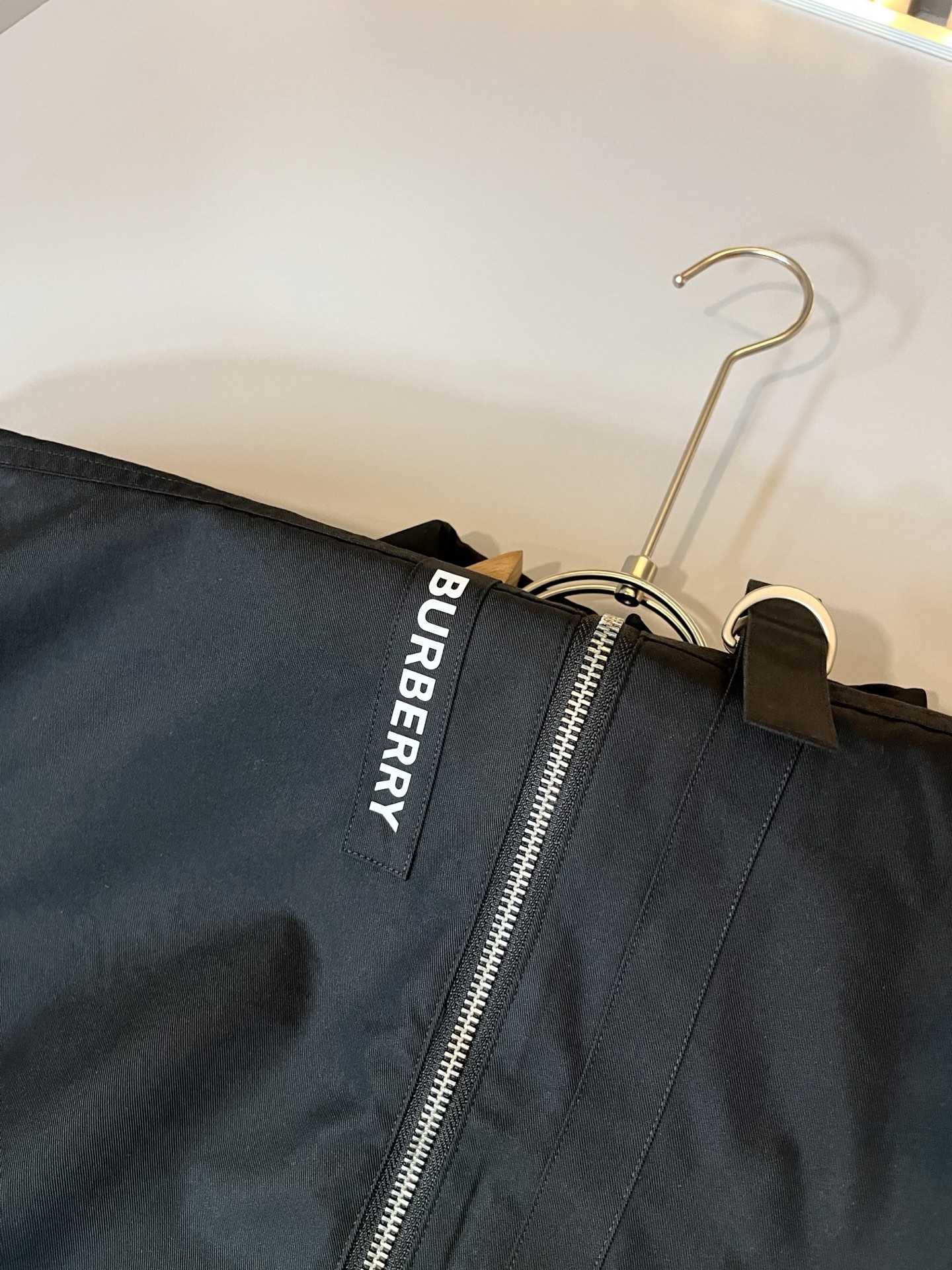 BURBER*Y巴*莉2025秋冬新品夹克外套重磅来袭，最近比较火热的环保帆布棉面料制作而成，高端户外运