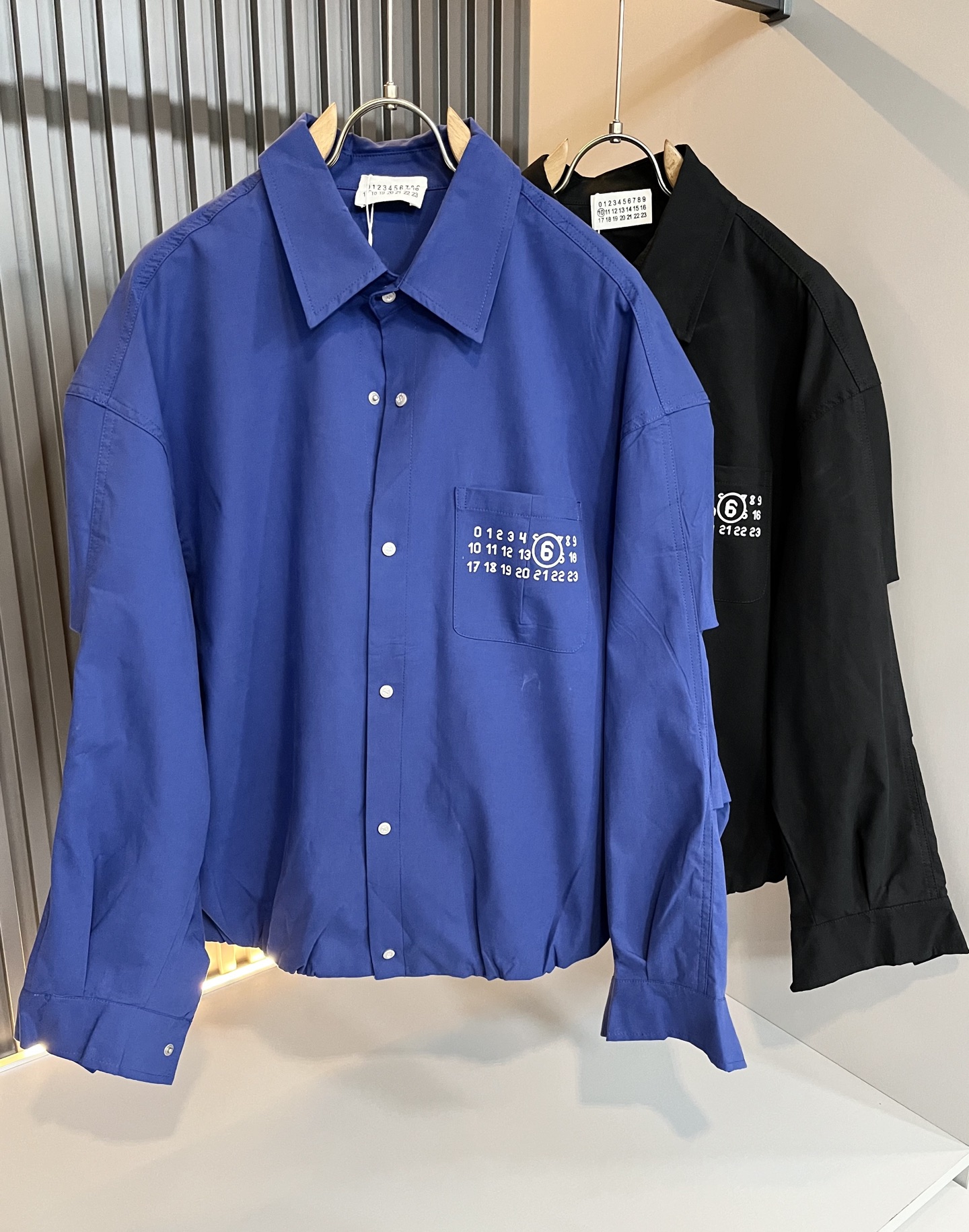 NO:523309,Maison Margiel 2025 autumn and winter new men and women's casual jackets are available at the same time in the counter!  Customized exclusive fabrics, chest logo pattern glue-pressing design!  !  Simple and generous, calm and versatile, extremely high-end, perfectly integrated with fashion and style, a top fashionable style that perfectly suits the outside wear!  The overall feeling is natural!  Extremely classic versatile casual pants, custom canvas cotton fabric!  The ultimate perfection of heavy industry!  Fans who pursue high quality are please buy them by themselves, and all fans who know the goods are invited to appreciate this model together!  !  Size S-2XL, Masion Margiela, Jackets & Coats, Jackets & Coats, Alexander wang19860909马吉拉 maison margiel 2025秋冬新款男女同款休闲夹克外套,专柜同步发售！定制专属面料,胸前logo图案压胶设计！！简约大方,从容百搭,档次极高,完美融入时尚还有风情感一款完美符合外穿的顶尖时髦气质款！整体给人浑然天成的感觉！极致经典的百搭型休闲裤,定制帆布棉面料！极致的重工极致的完美！追求高品质的粉丝们请自行抢购,诚邀所有识货的粉丝一同鉴赏此款！！尺码S-2XL,,masion margiela,jackets & coats,jackets & coats,alexander wang,Men's clothing