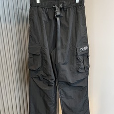 Y- 3山本*耀司 2025秋冬新品休闲裤,裤腿字母logo图案贴布设计!定制做旧洗水棉面料!上身舒适感 Y- 3山本*耀司 2025秋冬新品休闲裤,裤腿字母logo图案贴布设计!定制做旧洗水棉面料!上身舒适感