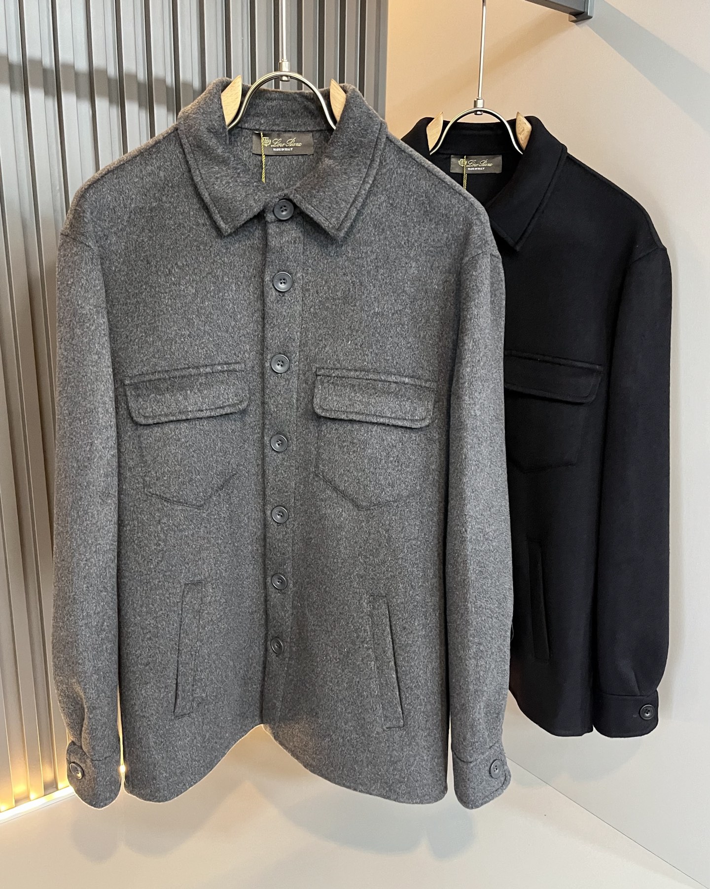 NO:523307,Loro Piana Nuoyou Pianya 2025 autumn and winter new men's casual jacket, foreign trade company order!  Customer-supplied wool material, one of the classic proprietary fabrics!  The texture is light, soft and delicate, but the shape is straight and stylish!  It adopts a multi-layer structure and has windproof performance. The pockets are decorated with details and are extremely luxurious... Perfectly interpreting high-quality quality. Customized original hardware is available for customers!  Size S-2XL, loro piana, jackets & coats, jackets & coats, alexander wang19860909Loro Piana诺悠翩雅 2025秋冬新品男士休闲夹克外套,外贸公司订单！客供羊毛呢材质,经典的专有织物之一！ 质地轻盈、触感又柔软细腻、但型态又笔挺有型！ 采用多层结构、具备防风性能. 口袋饰有细节、奢华极致… 完美演绎高品质品相.客供定制原版五金！尺码S-2XL,,loro piana,jackets & coats,jackets & coats,alexander wang,Men's clothing