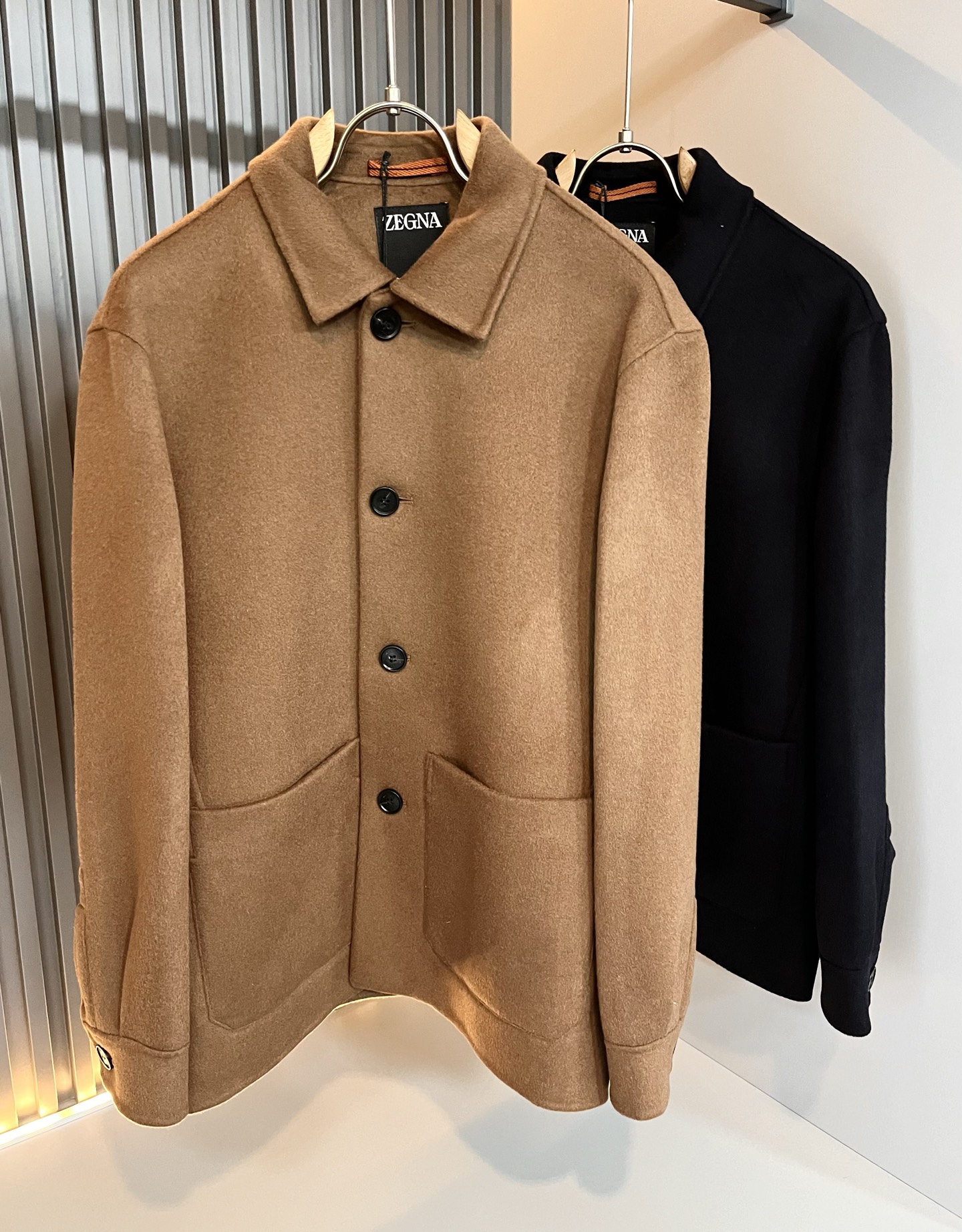 NO:523311,Ermenegildo Zeg*aJia 2025 autumn and winter new men's jacket, foreign trade company order!  Customer-supplied wool material is one of the classic exclusive fabrics of Zenia!  The touch is soft and delicate, but the shape is straight and stylish!  It adopts a multi-layer structure and has windproof performance. The pockets are decorated with details and are extremely luxurious... Perfectly interpreting high-quality quality. Customized original hardware is available for customers!  Size S-2XL, zegna, jackets & coats, jackets & coats, alexander wang19860909Ermenegildo Zeg*a杰*亚 2025秋冬新款男士夹克外套,外贸公司订单！客供羊毛呢材质,是杰尼亚经典的专有织物之一！ 触感又柔软细腻、但型态又笔挺有型！ 采用多层结构、具备防风性能. 口袋饰有细节、奢华极致… 完美演绎高品质品相.客供定制原版五金！尺码S-2XL,,zegna,jackets & coats,jackets & coats,alexander wang,Men's clothing