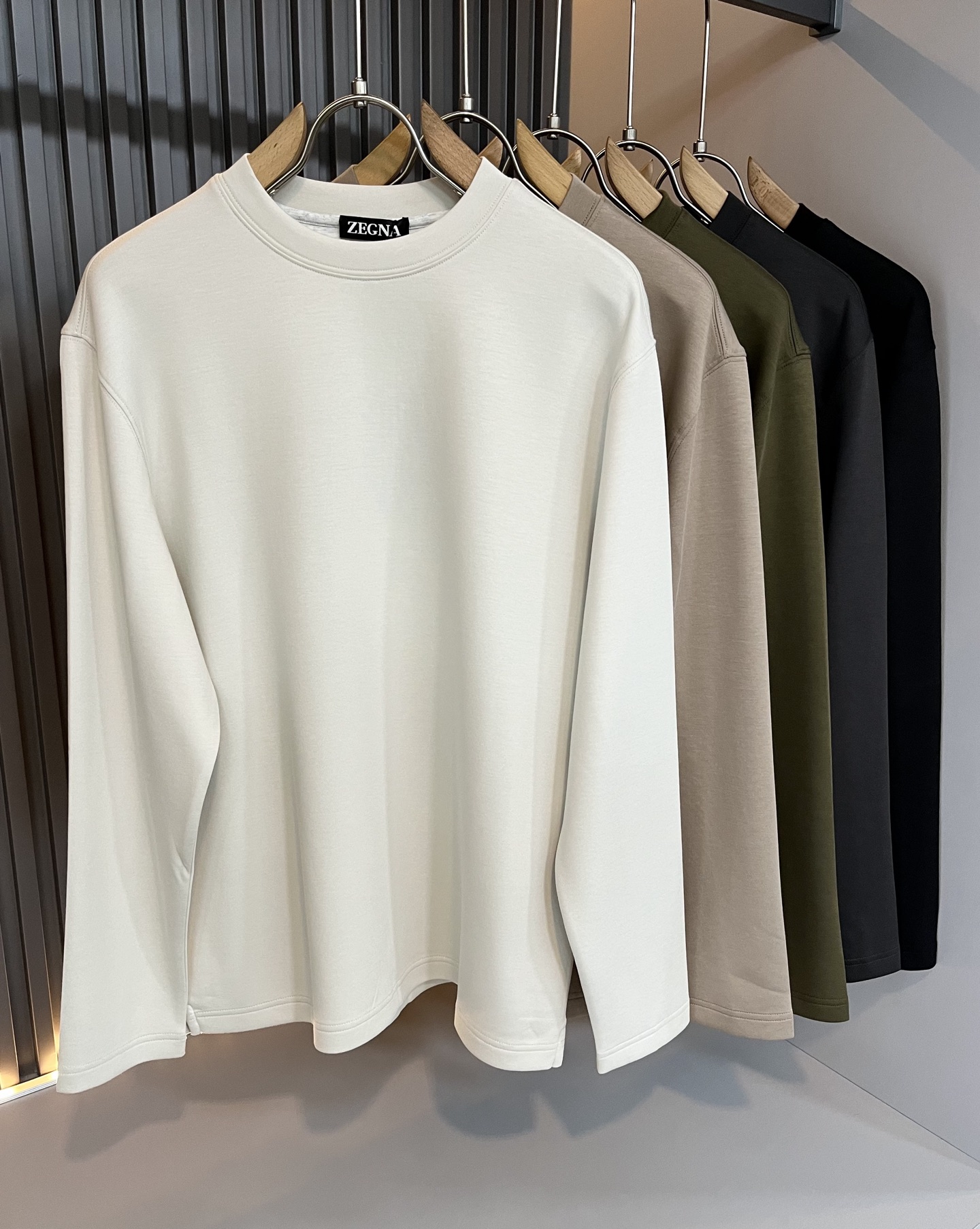 NO:523305,Ermenegildo Zeg*aJia 2025 autumn and winter new products for men's long-sleeved casual base shirt, foreign trade company order!  It is one of the classic exclusive fabrics of Zenia!  Customized original cotton fabric!  Back web pressing logo design!  The texture is warm, the touch is soft and delicate, but the shape is straight and stylish!  Details, extreme luxury... Perfect interpretation of high-quality quality. Size M-3XL, zegna, alexander wang19860909Ermenegildo Zeg*a杰*亚 2025秋冬新品男士长袖休闲打底衫,外贸公司订单！是杰尼亚经典的专有织物之一！ 定制原版纯棉面料！后幅压胶logo设计！质地保暖,触感又柔软细腻、但型态又笔挺有型！ 细节、奢华极致… 完美演绎高品质品相.尺码M-3XL,,zegna,alexander wang,Men's clothing