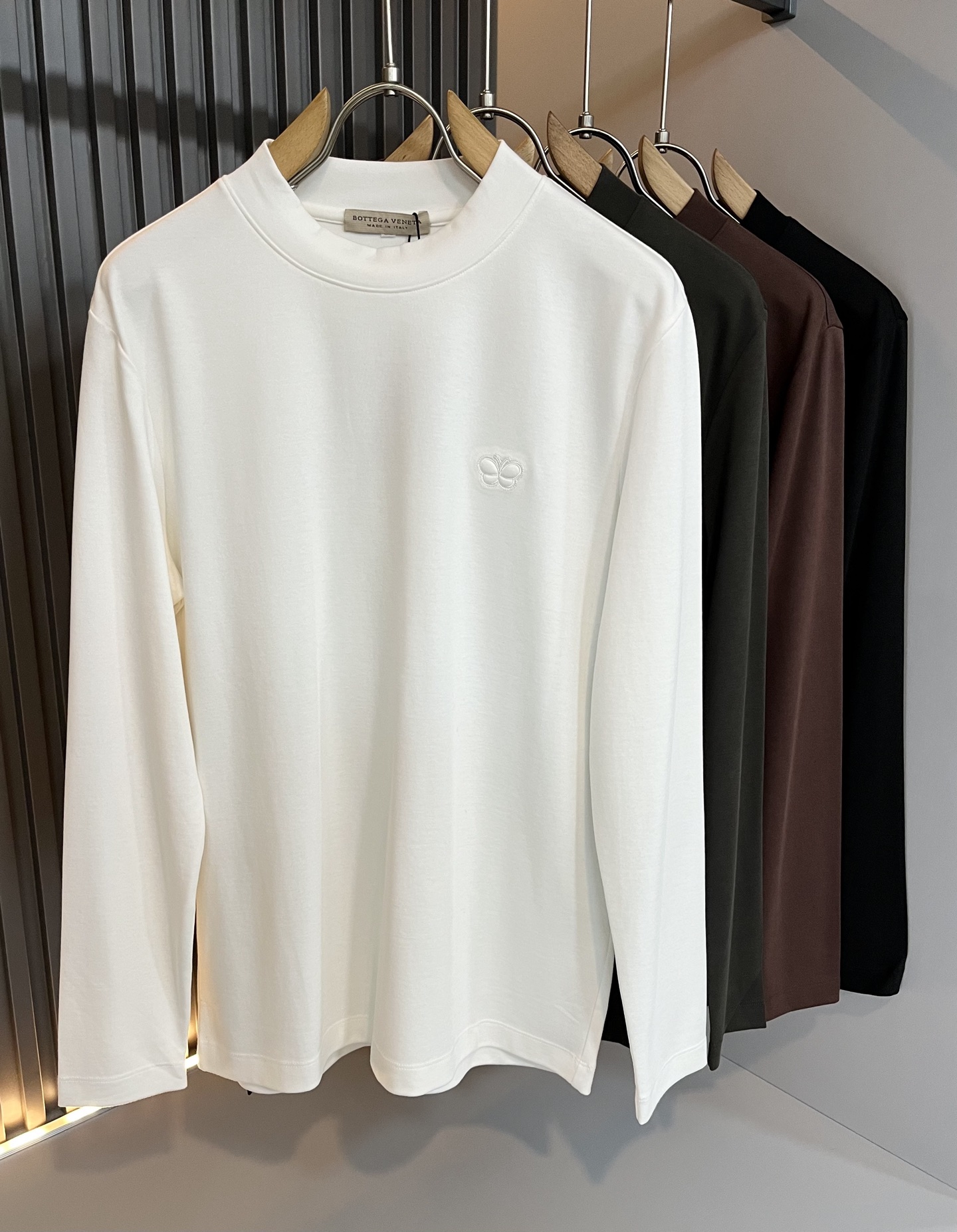 NO:523318,BottegaVene*a Bao*jia 2025 autumn and winter new men's base shirt, this is the most powerful solid color high-quality fabric so far this year!  !  !  Embroidery design for clothes logo pattern!  These alone are enough to beat the ordinary styles on the market. BV is really going to be fully powered this year!  Botte**Veneta 2025 autumn and winter series, orders from Taiwan trading companies, and available in Hong Kong Lane Crawford. The unique design style is simple and elegant. Nowadays, only the original single trading company dares to make many colors that match the counter to meet all the matching needs of men!  !  The details are in place and are reflected in the natural light. You can see this at a glance and instantly improve the texture of the clothes. And the fabric of this clothes took 6 months!  !  !  Size M-3XL, bottega veneta, bottega veneta, alexander wang19860909BottegaVene*a宝*嘉 2025秋冬新款男士打底衫,这是今年目前为止最牛批的一款纯色高品质面料！！！衣身logo图案刺绣设计！光是这些就足够吊打市面上那些一般的款式了,BV今年是真的要火力全开了！Botte**Veneta 2025秋冬系列,来自台湾贸易公司的订单,香港连卡佛也有售.独特的设计风格简约大气,这年头也只有原单贸易公司才敢做出足以匹敌专柜的诸多颜色来,满足一切男士的搭配需求！！细节到位自然光下体现的淋漓尽致.这个您入手一目了然,瞬间提升了衣服的质感.并且此款衣服面料,耗时6个月！！！尺码 M-3XL,,bottega veneta,bottega veneta,alexander wang,Men's clothing