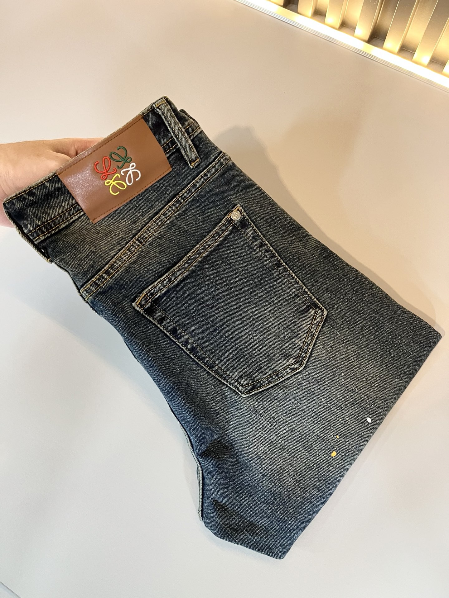 NO:523310,LO*WE/Luo*We 2025 autumn and winter new men's fashion high-end casual pants, Hong Kong foreign business channel products, original Japanese products, pure blood quality, perfectly continues the essence and genes of LOE*'s home. From the main fabric to the detailed craftsmanship, all show the ingenuity of quality, use multiple brand elements to interpret, and choose the precious cowhide material to build a logo waist brand leather design!  Identity manifestation that belongs to the soul!  Customer-supplied high-end imported pure cotton fabrics, very high-end and fashionable detailed craftsmanship, red ear cloth is completed by a specific antique loom. This element represents the identity and rank of jeans, which is very worthy of careful appreciation!  In terms of matching, it is invincible and explains the versatility in place, with ingenious details and exquisite accessories. The auxiliary materials are all provided by foreign merchants. They are tailored and slim, and the upper body is lifted with an excellent effect. They are a styling item that is hard to come by!  Size 30 -3835 37, loewe, jeans, cowhide, alexander wang19860909LO*WE/罗*威2025秋冬新品男士时装款高端休闲裤,香港洋行渠道货,日本原厂出品,纯血统品质,完美延续了LOE*家的精髓与基因,从主体面料到细节工艺,无不彰显出品质的匠心所在,运用多个品牌元素标识来诠释,选取矜贵的牛皮材质构建logo腰牌皮革设计！属于灵魂式的身份彰显！客供高级进口的纯棉面料,非常高级且时髦的细节工艺,赤耳布是由特定古董织布机完成,此元素代表着牛仔裤的身份及段位,非常值得细品悦人！在搭配上所向无敌,把百搭阐释到位,细节匠心考究,辅料皆为外商客供,剪裁合体修身,上身提臀效果绝佳,可遇而不可求的造型单品！尺码30 -3835 37,,loewe,jeans,cowhide,alexander wang,Men's clothing