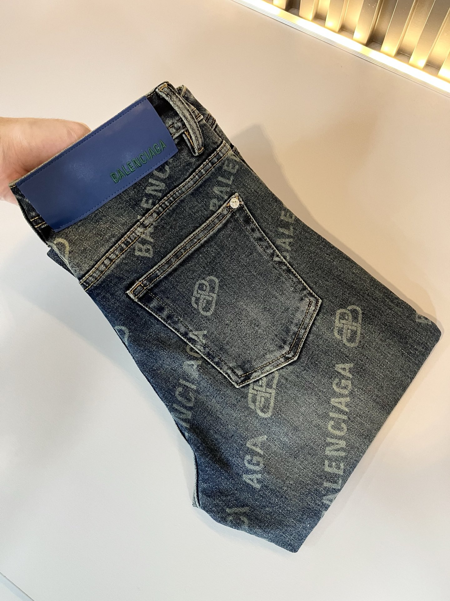 NO:523306,LO*WE/Luo*We 2025 autumn and winter new men's fashion high-end casual pants, Hong Kong foreign business channel products, original Japanese products, pure blood quality, perfectly continues the essence and genes of LOE*'s home. From the main fabric to the detailed craftsmanship, all show the ingenuity of quality, use multiple brand elements to interpret, and choose the precious cowhide material to build a logo waist brand leather design!  Identity manifestation that belongs to the soul!  Customer-supplied high-end imported pure cotton fabrics, very high-end and fashionable detailed craftsmanship, red ear cloth is completed by a specific antique loom. This element represents the identity and rank of jeans, which is very worthy of careful appreciation!  In terms of matching, it is invincible and explains the versatility in place, with ingenious details and exquisite accessories. The auxiliary materials are all provided by foreign merchants. They are tailored and slim, and the upper body is lifted with an excellent effect. They are a styling item that is hard to come by!  Size 30 -3835 37, loewe, jeans, cowhide, alexander wang19860909LO*WE/罗*威2025秋冬新品男士时装款高端休闲裤,香港洋行渠道货,日本原厂出品,纯血统品质,完美延续了LOE*家的精髓与基因,从主体面料到细节工艺,无不彰显出品质的匠心所在,运用多个品牌元素标识来诠释,选取矜贵的牛皮材质构建logo腰牌皮革设计！属于灵魂式的身份彰显！客供高级进口的纯棉面料,非常高级且时髦的细节工艺,赤耳布是由特定古董织布机完成,此元素代表着牛仔裤的身份及段位,非常值得细品悦人！在搭配上所向无敌,把百搭阐释到位,细节匠心考究,辅料皆为外商客供,剪裁合体修身,上身提臀效果绝佳,可遇而不可求的造型单品！尺码30 -3835 37,,loewe,jeans,cowhide,alexander wang,Men's clothing