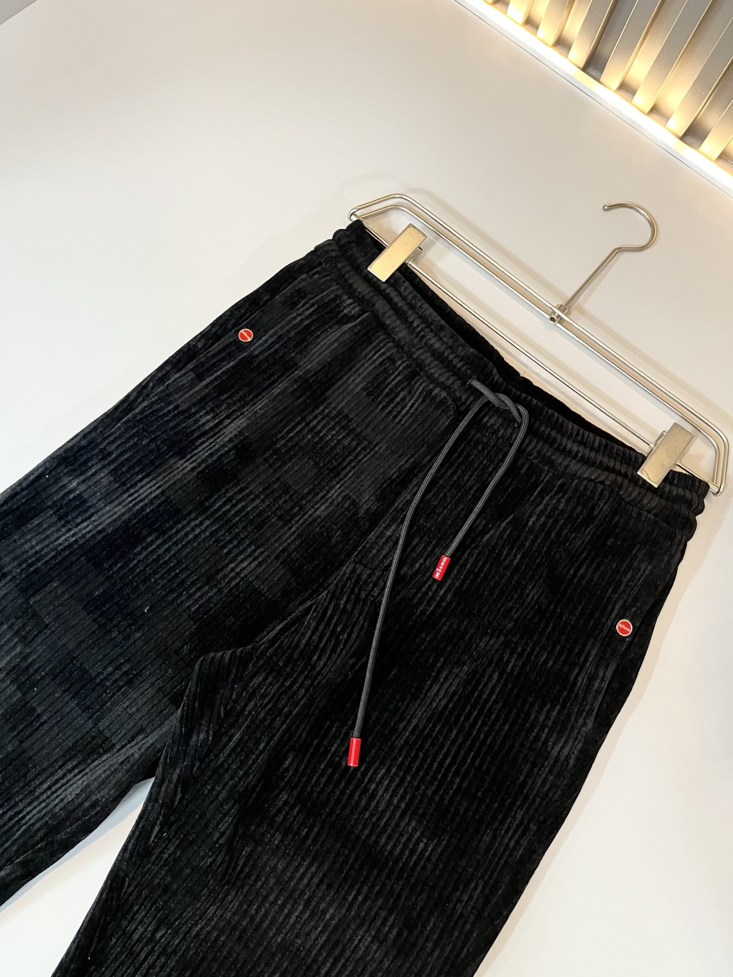 Kiton 2025秋冬新品男士高端休闲百搭休闲裤！对于粉丝来说，这样大气的经典设计足矣一眼种草，是今年