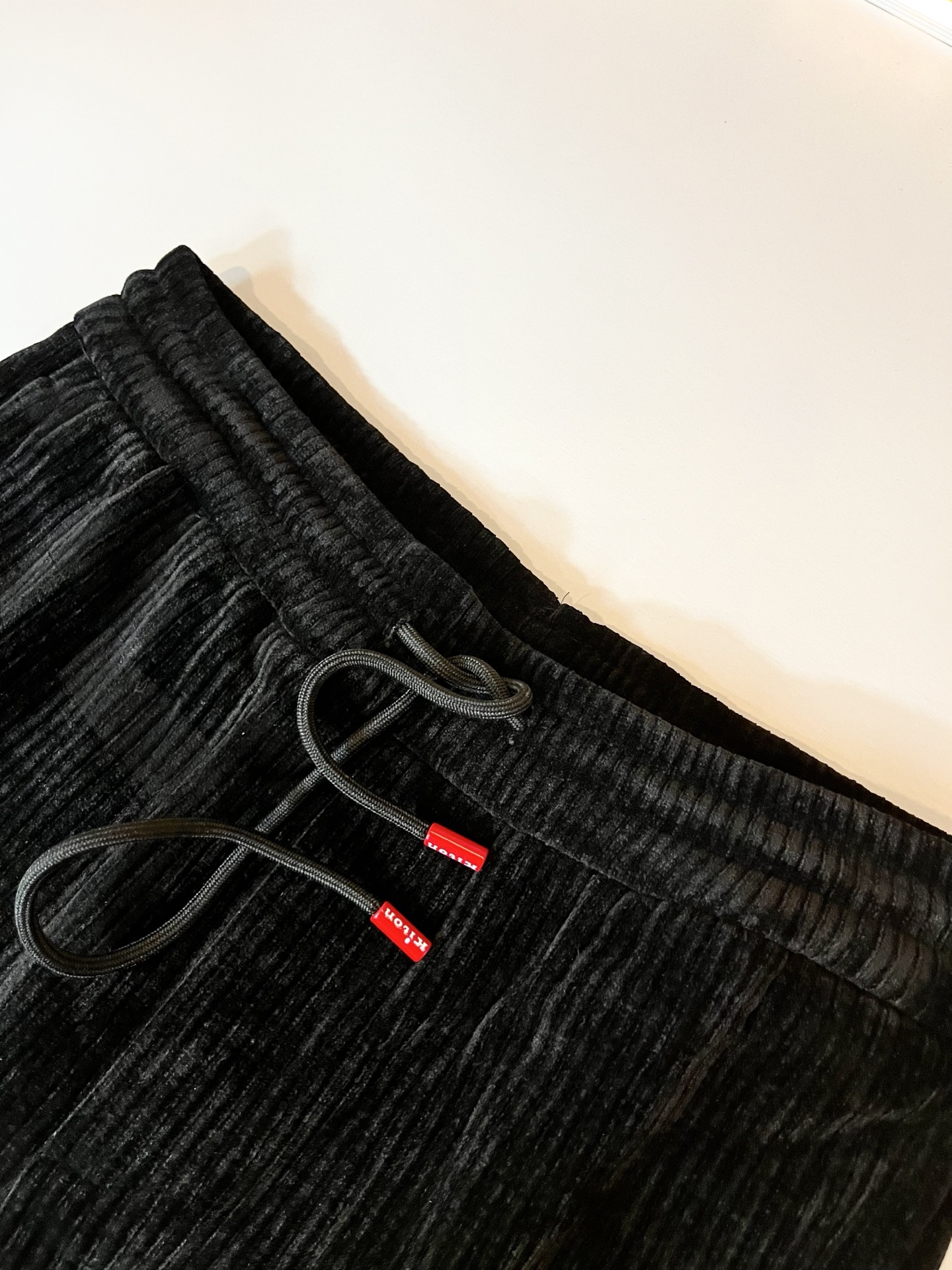 Kiton 2025秋冬新品男士高端休闲百搭休闲裤！对于粉丝来说，这样大气的经典设计足矣一眼种草，是今年
