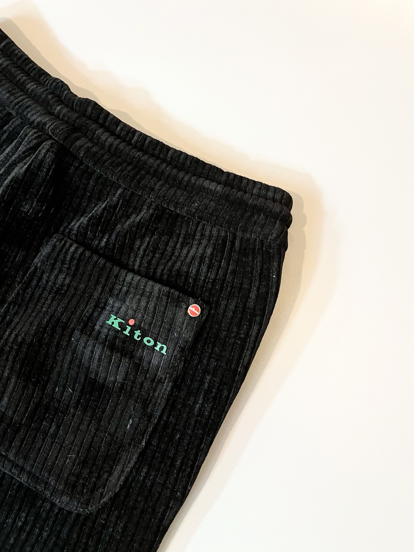 Kiton 2025秋冬新品男士高端休闲百搭休闲裤！对于粉丝来说，这样大气的经典设计足矣一眼种草，是今年
