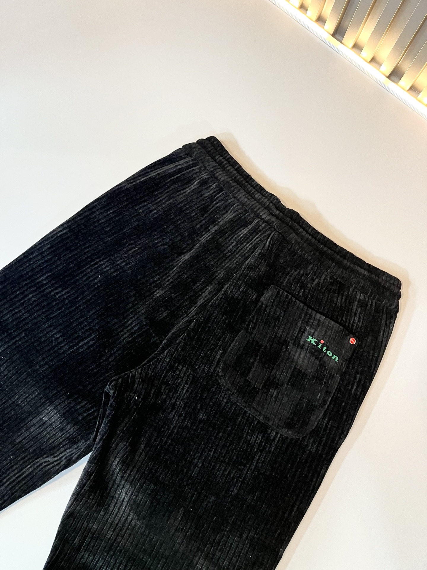 Kiton 2025秋冬新品男士高端休闲百搭休闲裤！对于粉丝来说，这样大气的经典设计足矣一眼种草，是今年