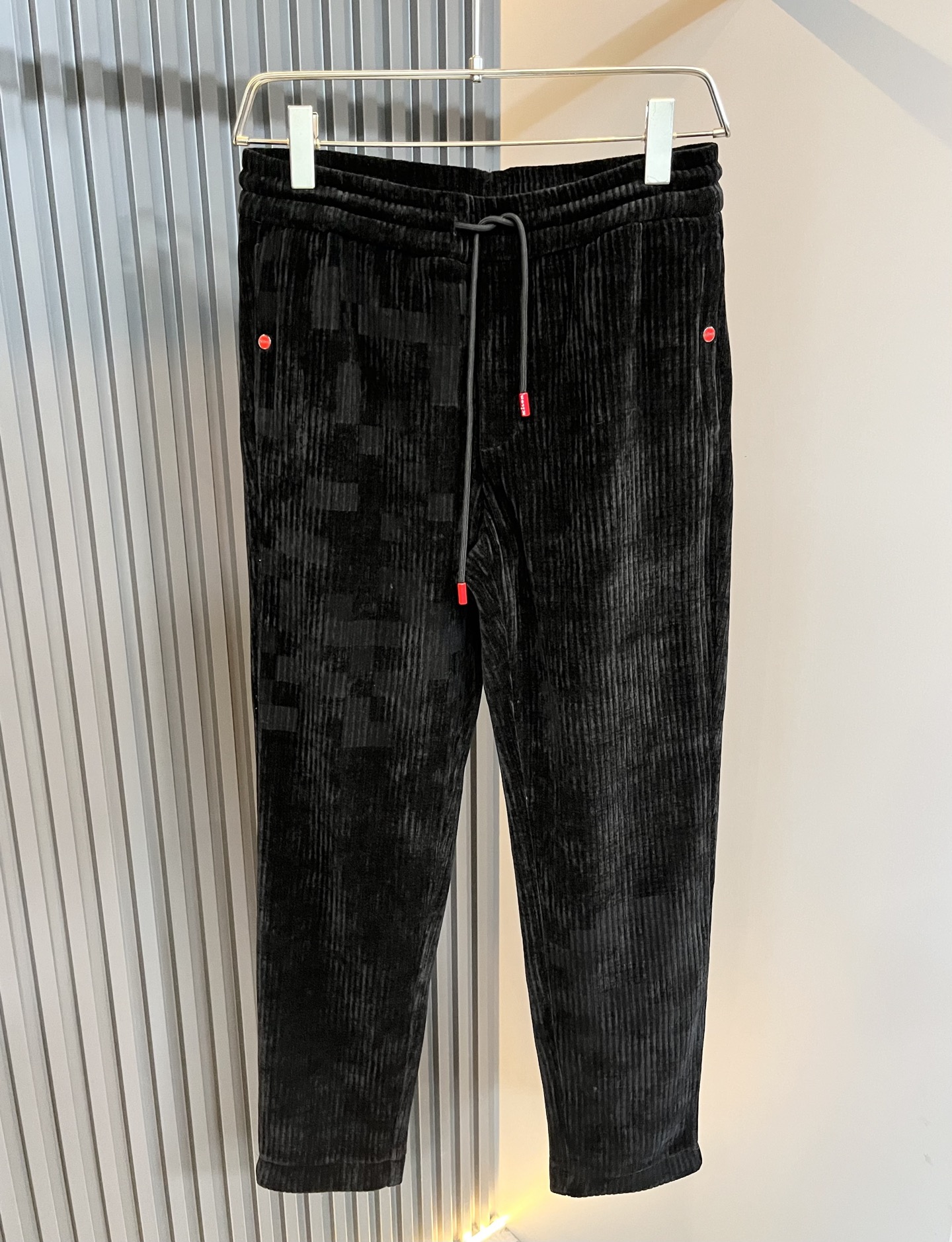 Kiton 2025秋冬新品男士高端休闲百搭休闲裤！对于粉丝来说，这样大气的经典设计足矣一眼种草，是今年