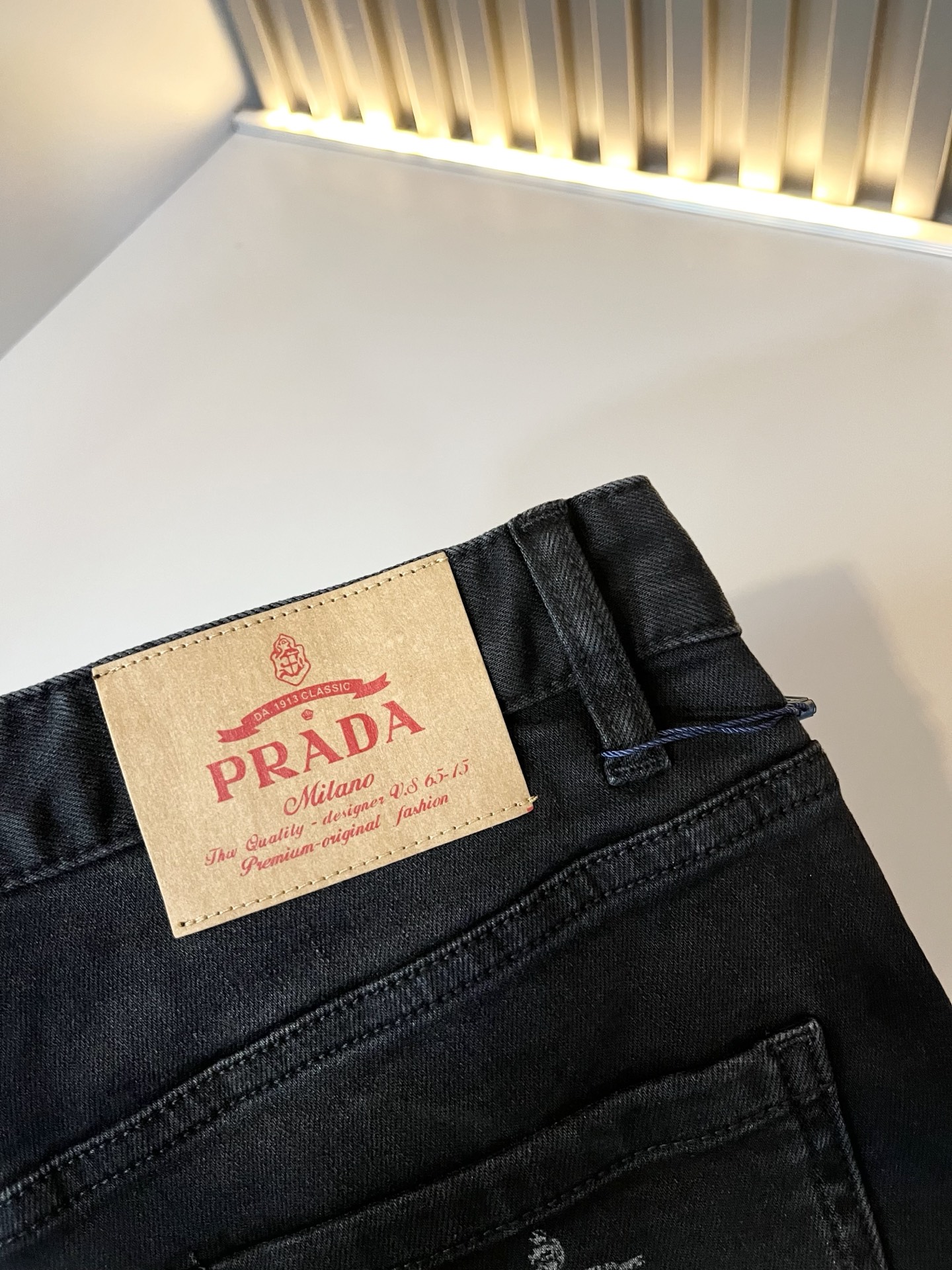 PRA*DA 普拉达 2025秋冬新品发售！牛仔高级百搭实用主义不哗众取宠！港澳台地区限定款！！立体裁剪