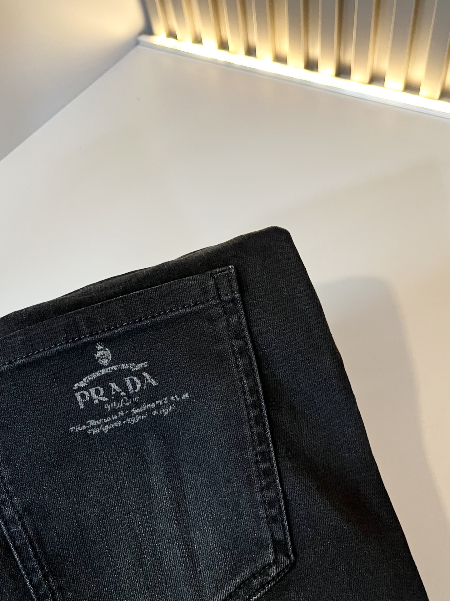 PRA*DA 普拉达 2025秋冬新品发售！牛仔高级百搭实用主义不哗众取宠！港澳台地区限定款！！立体裁剪