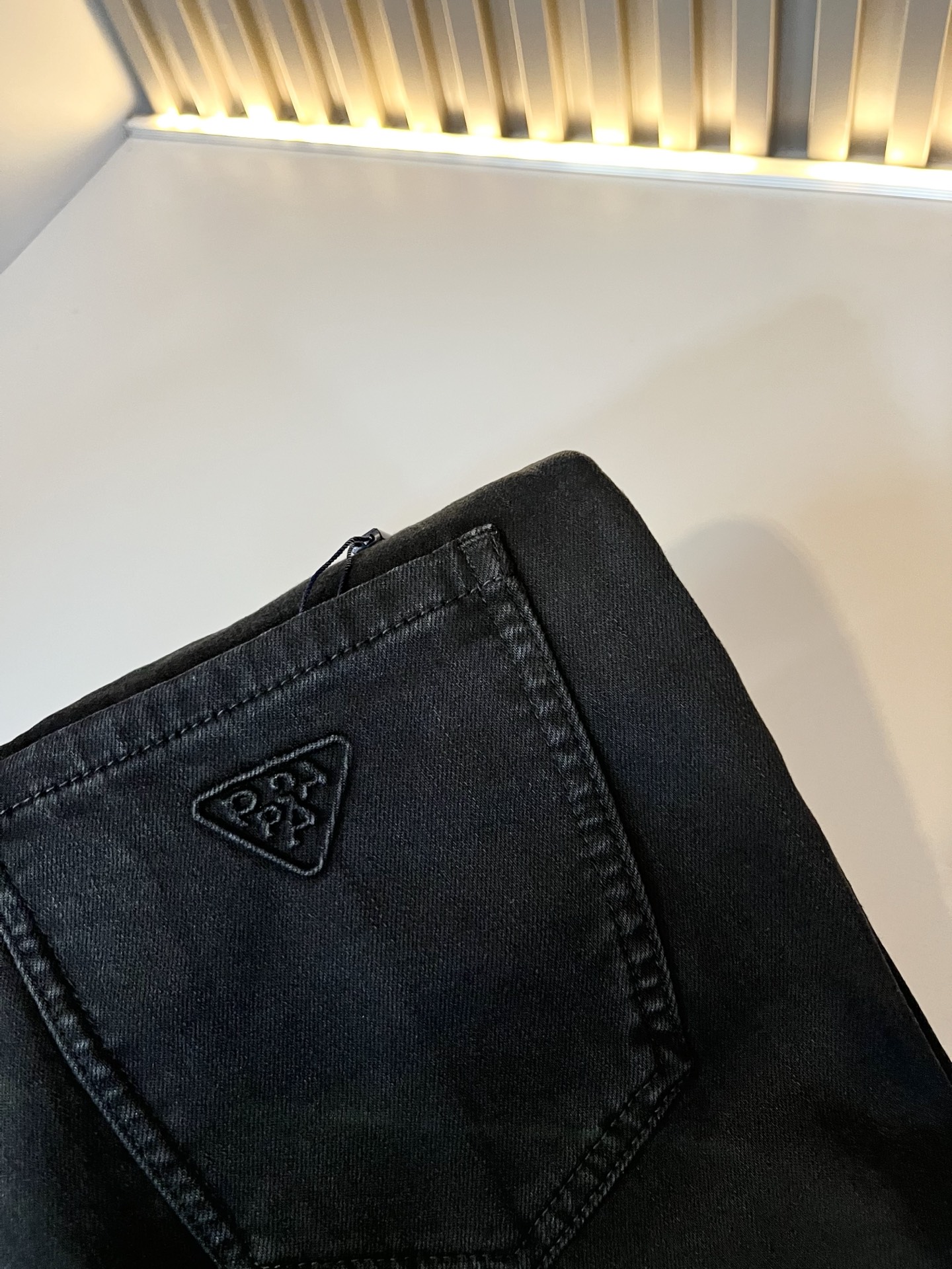 PRA*DA 普拉达 2025秋冬新品发售！牛仔高级百搭实用主义不哗众取宠！港澳台地区限定款！！立体裁剪