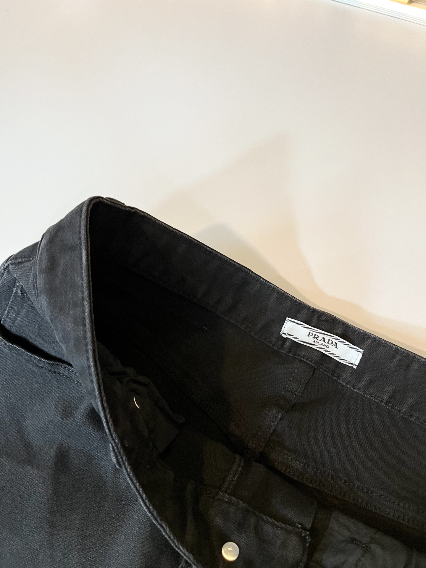 PRA*DA 普拉达 2025秋冬新品发售！牛仔高级百搭实用主义不哗众取宠！港澳台地区限定款！！立体裁剪