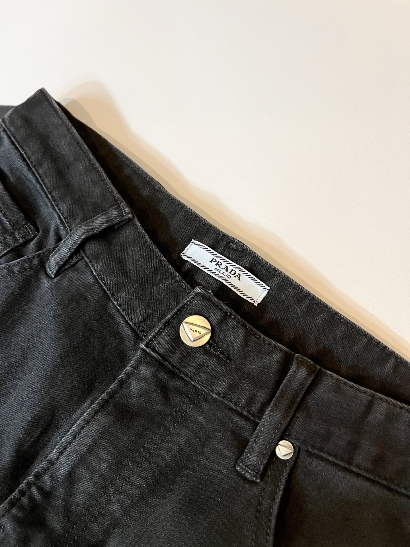 PRA*DA 普拉达 2025秋冬新品发售！牛仔高级百搭实用主义不哗众取宠！港澳台地区限定款！！立体裁剪