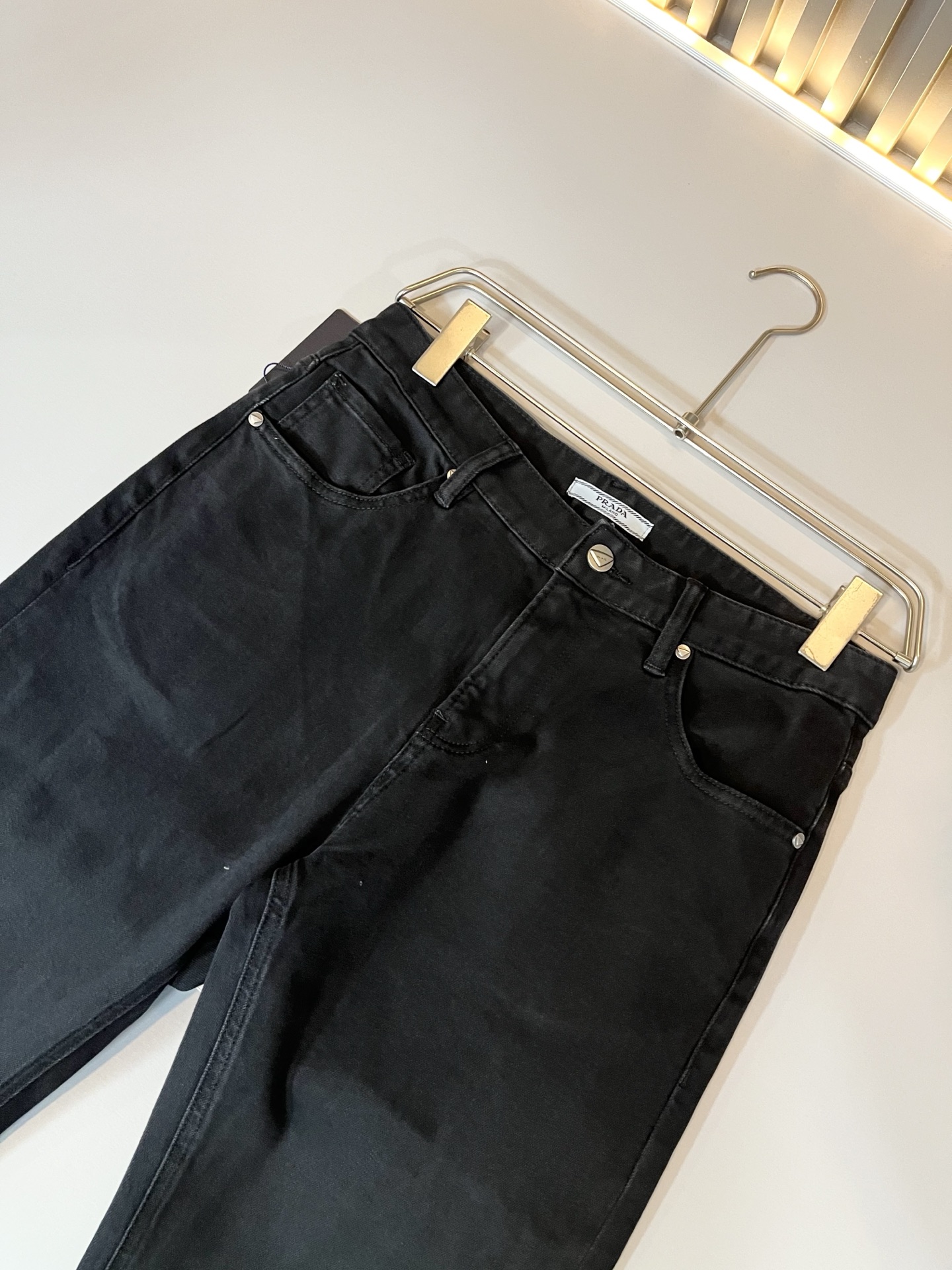 PRA*DA 普拉达 2025秋冬新品发售！牛仔高级百搭实用主义不哗众取宠！港澳台地区限定款！！立体裁剪