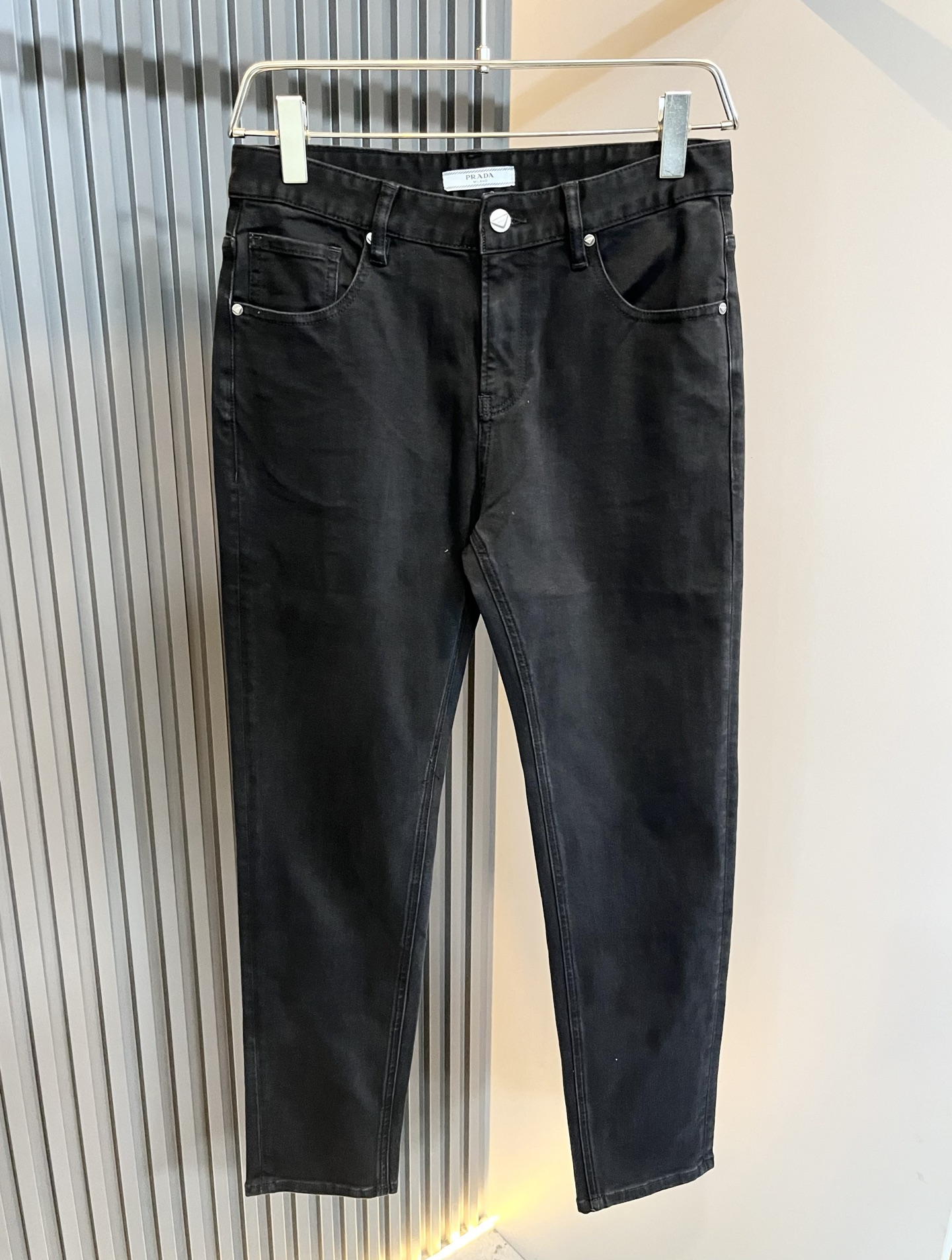 PRA*DA 普拉达 2025秋冬新品发售！牛仔高级百搭实用主义不哗众取宠！港澳台地区限定款！！立体裁剪