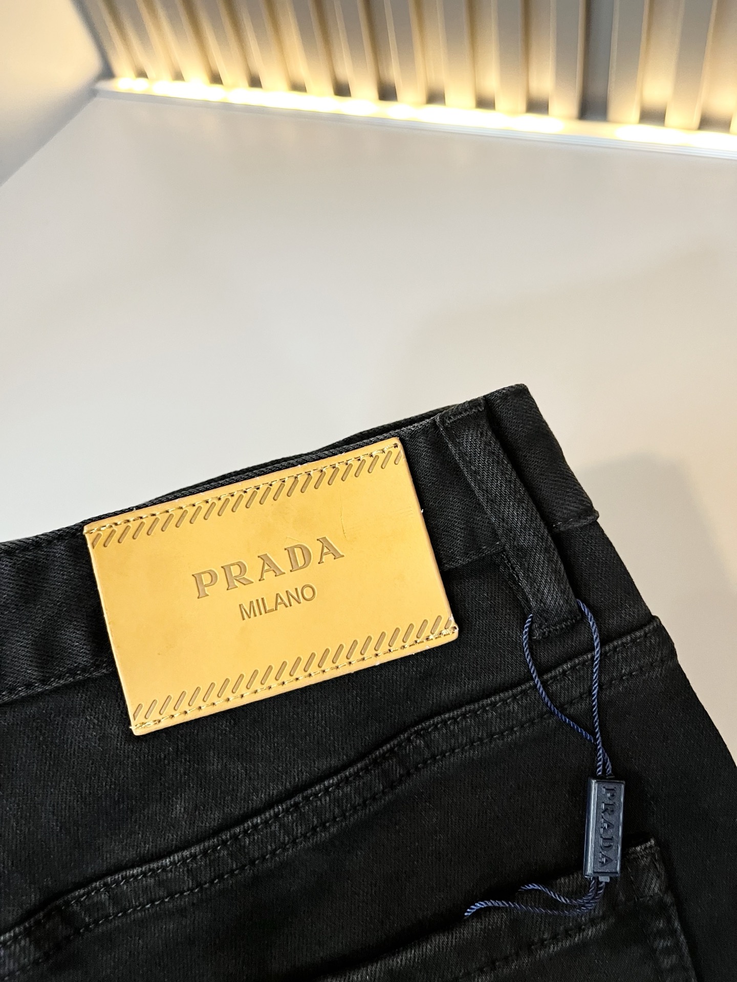 PRA*DA 普拉达 2025秋冬新品发售！牛仔高级百搭实用主义不哗众取宠！港澳台地区限定款！！立体裁剪