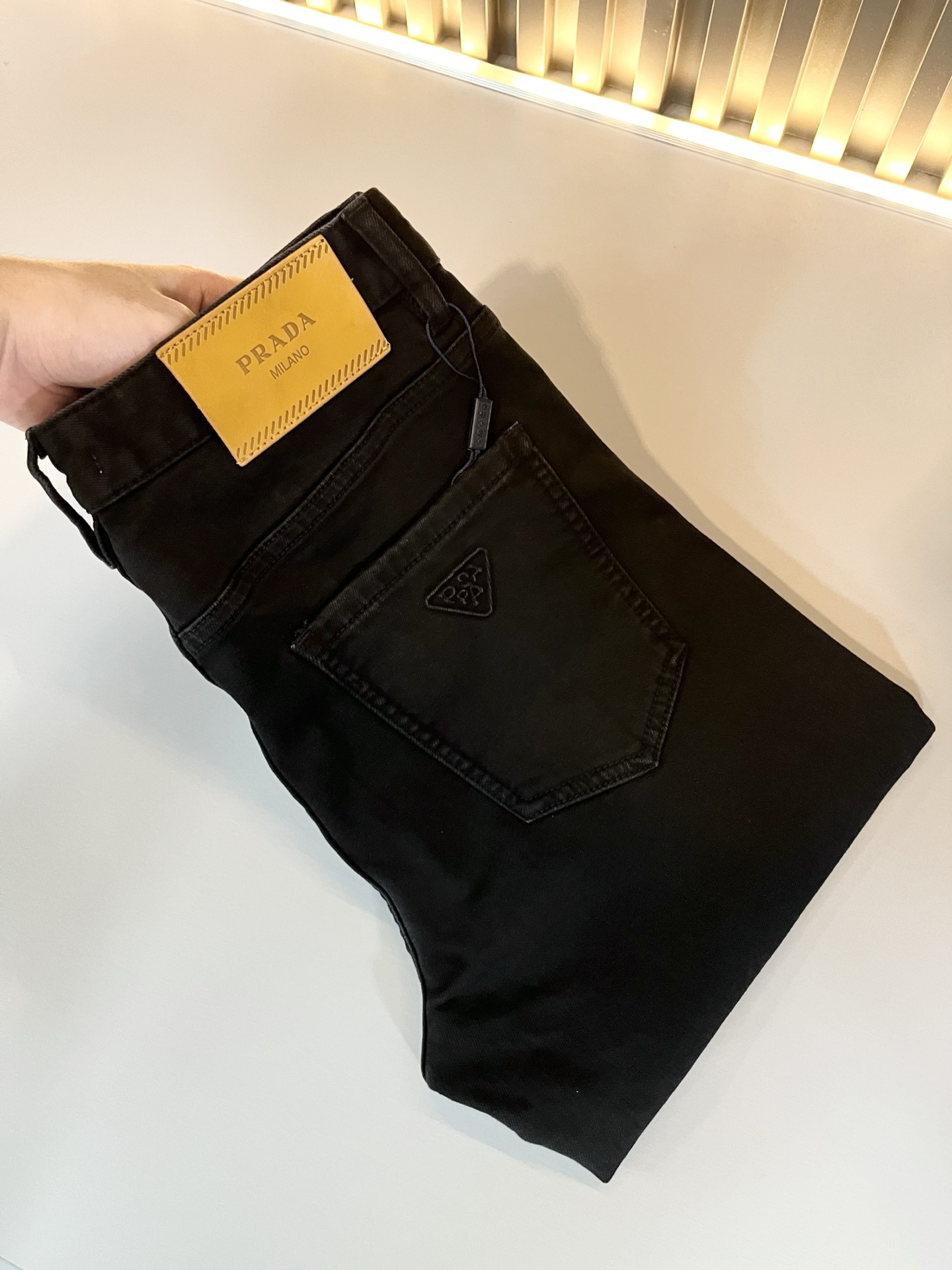 PRA*DA 普拉达 2025秋冬新品发售！牛仔高级百搭实用主义不哗众取宠！港澳台地区限定款！！立体裁剪