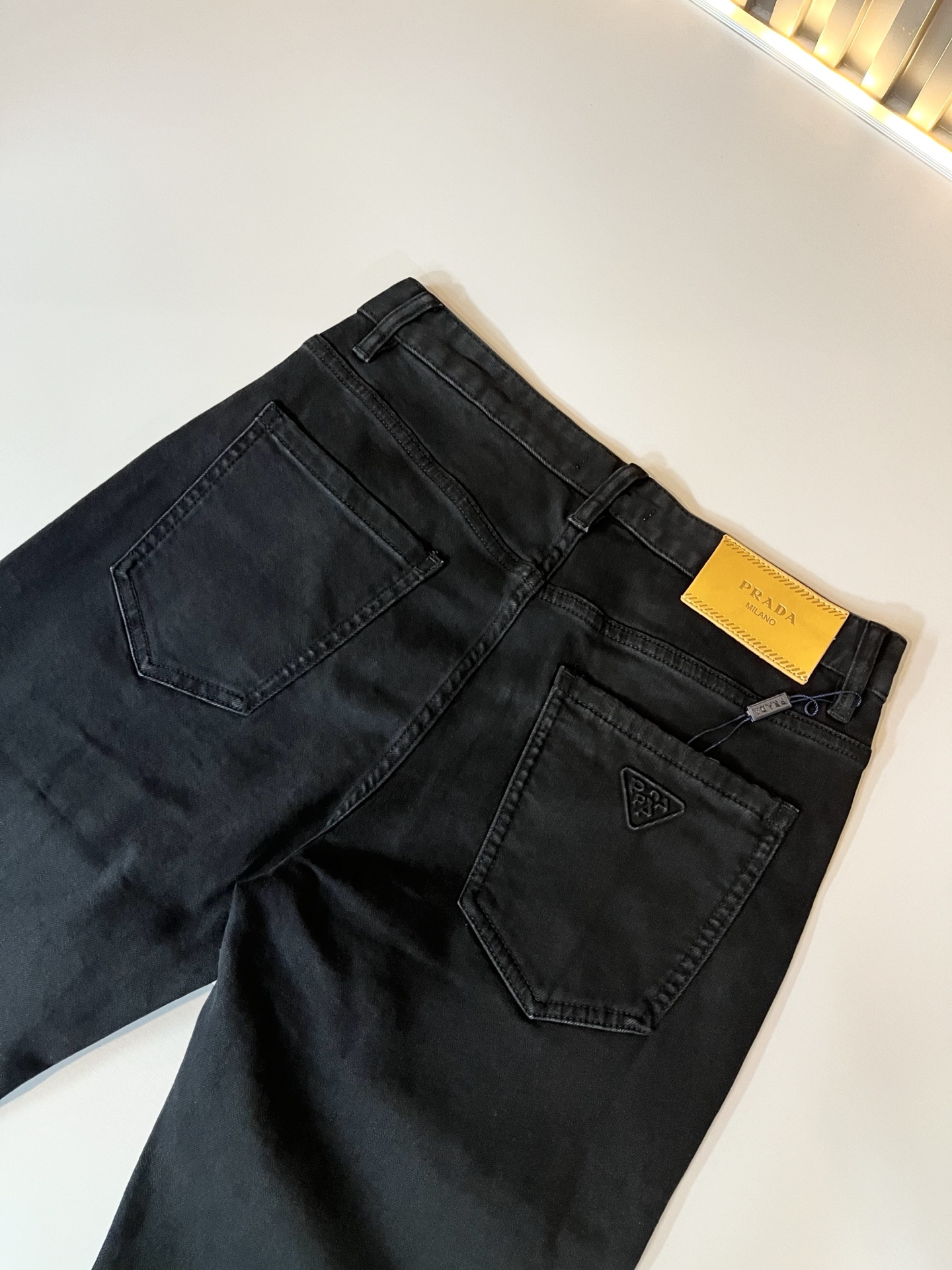 PRA*DA 普拉达 2025秋冬新品发售！牛仔高级百搭实用主义不哗众取宠！港澳台地区限定款！！立体裁剪