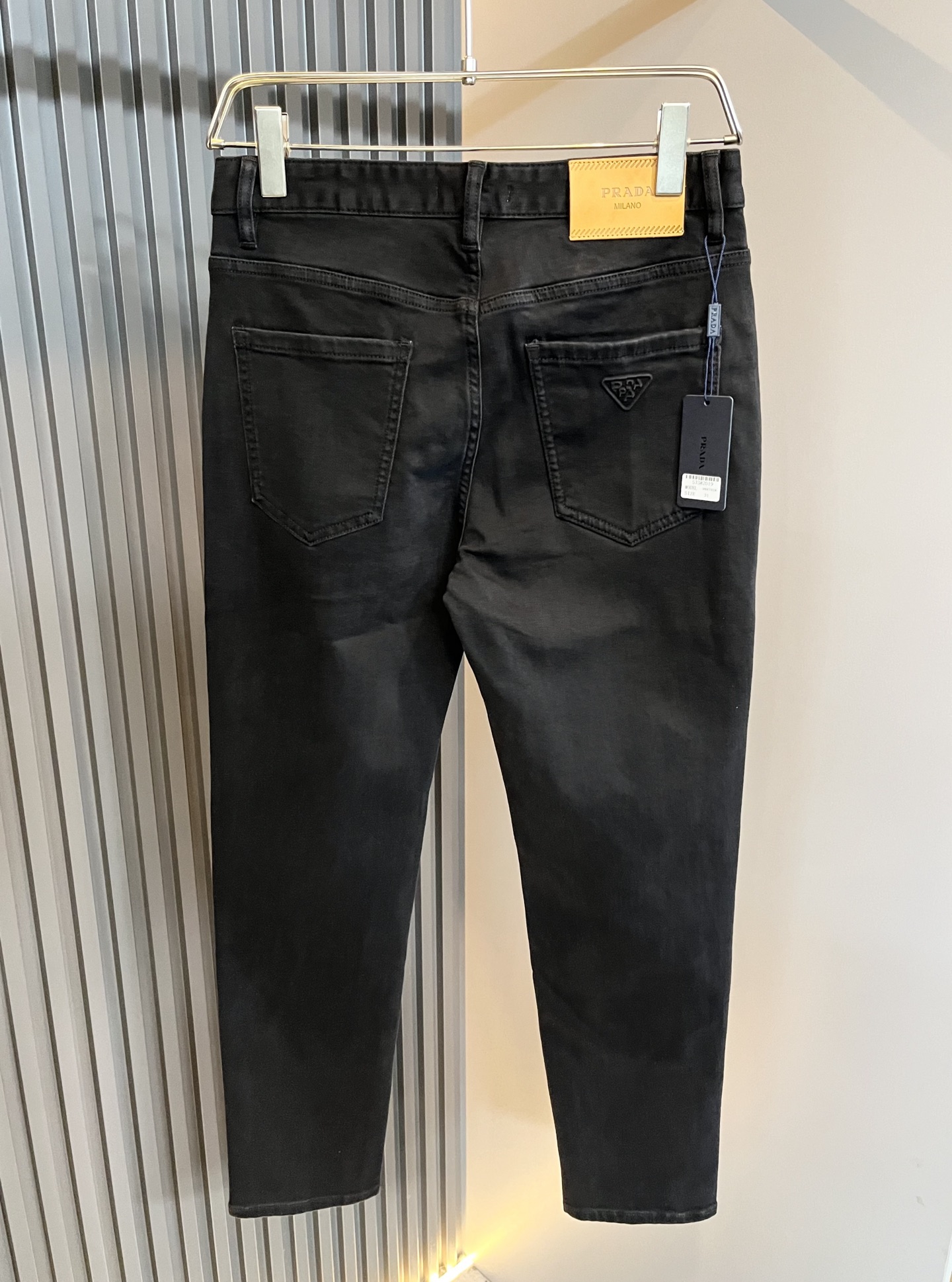 PRA*DA 普拉达 2025秋冬新品发售！牛仔高级百搭实用主义不哗众取宠！港澳台地区限定款！！立体裁剪