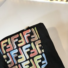 FEN*I 芬*迪2025秋冬新款FD家休闲牛仔裤!意大利原厂订单,FD家族人气单品,代表性十足,规格感 FEN*I 芬*迪2025秋冬新款FD家休闲牛仔裤!意大利原厂订单,FD家族人气单品,代表性十足,规格感
