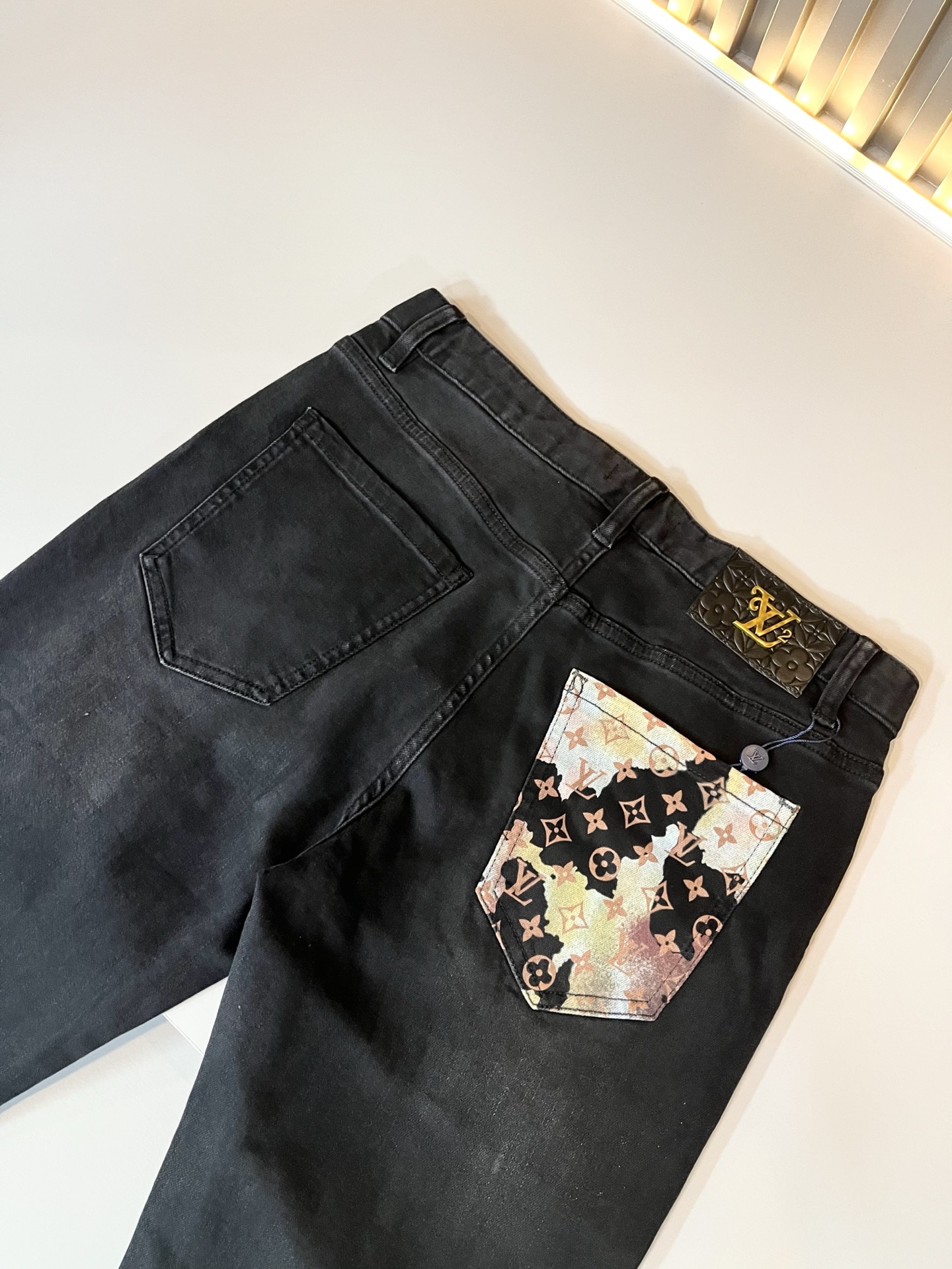 Louis Vuitto*路易*登2025秋冬新款男士经典水洗小直筒牛仔长裤。绝佳的上身性能，百搭之选，