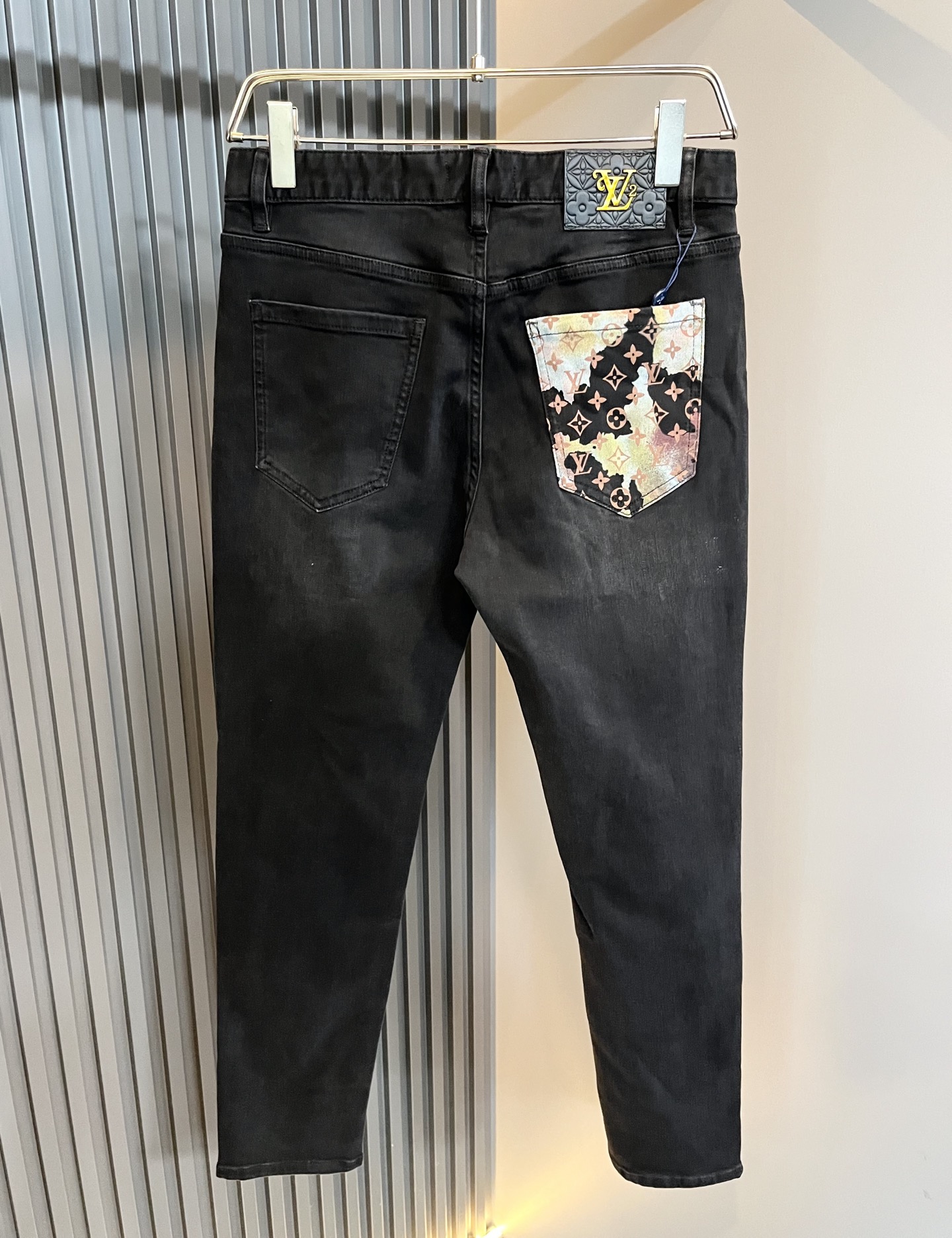 Louis Vuitto*路易*登2025秋冬新款男士经典水洗小直筒牛仔长裤。绝佳的上身性能，百搭之选，