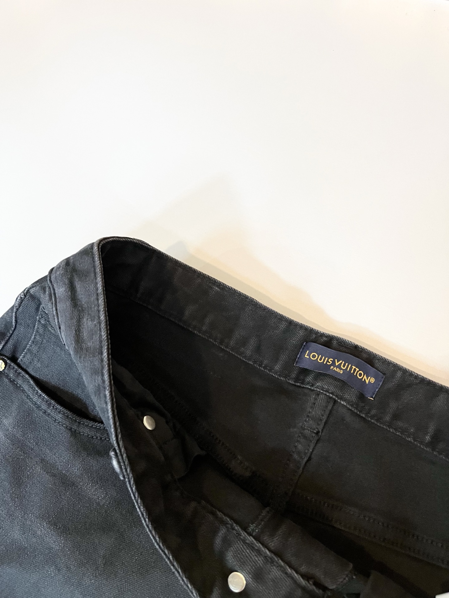 Louis Vuitto*路易*登2025秋冬新款男士经典水洗小直筒牛仔长裤。绝佳的上身性能，百搭之选，