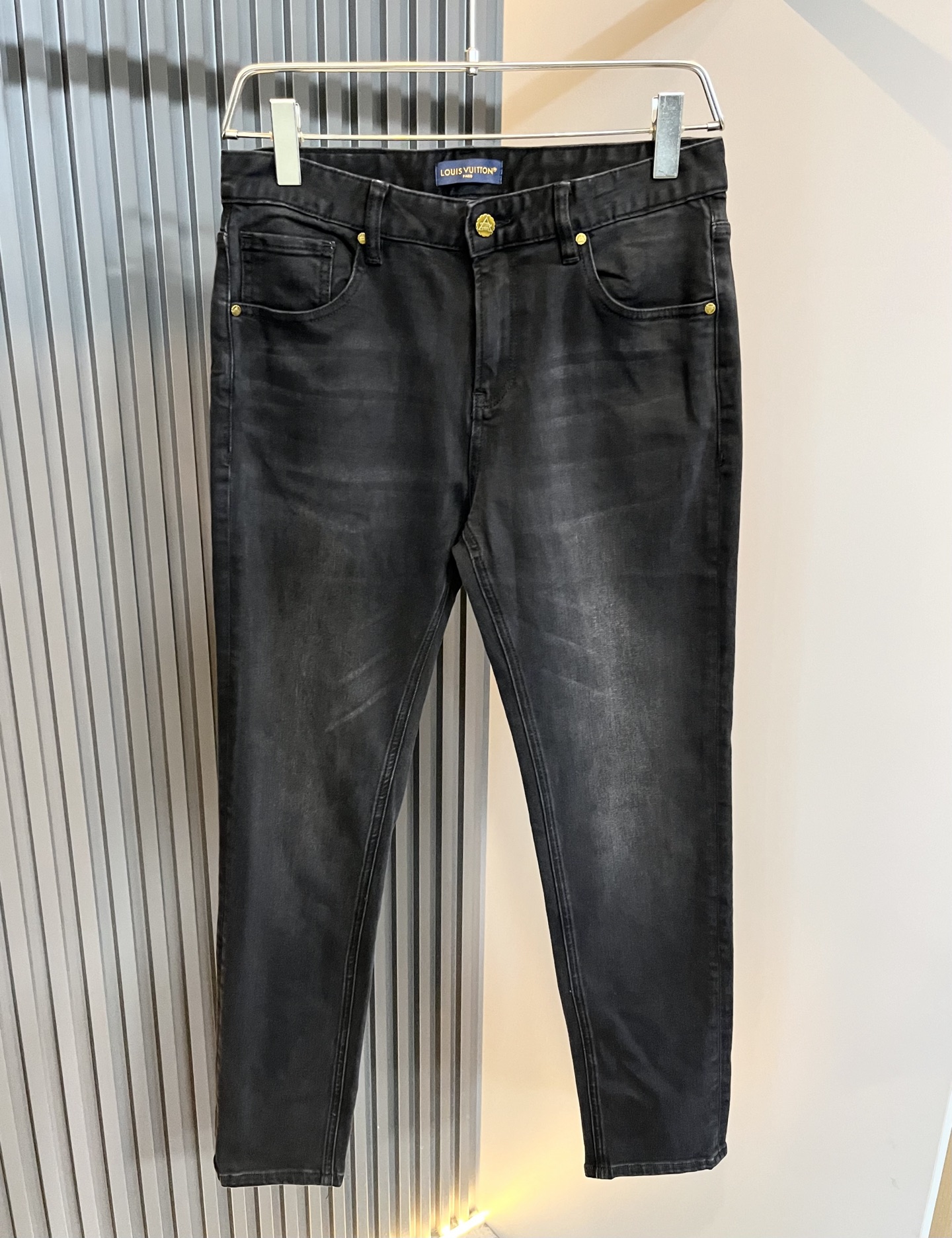 Louis Vuitto*路易*登2025秋冬新款男士经典水洗小直筒牛仔长裤。绝佳的上身性能，百搭之选，