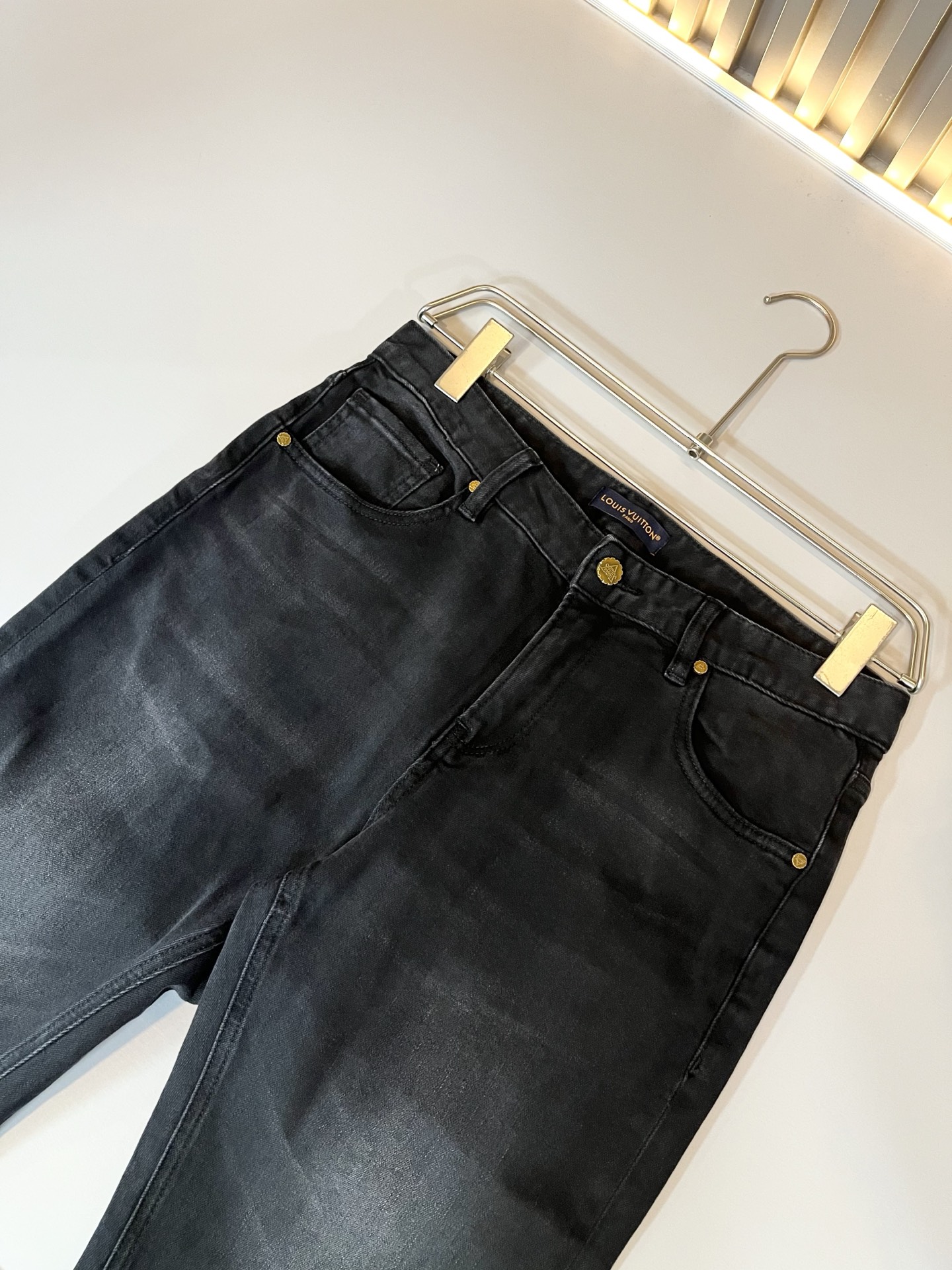 Louis Vuitto*路易*登2025秋冬新款男士经典水洗小直筒牛仔长裤。绝佳的上身性能，百搭之选，