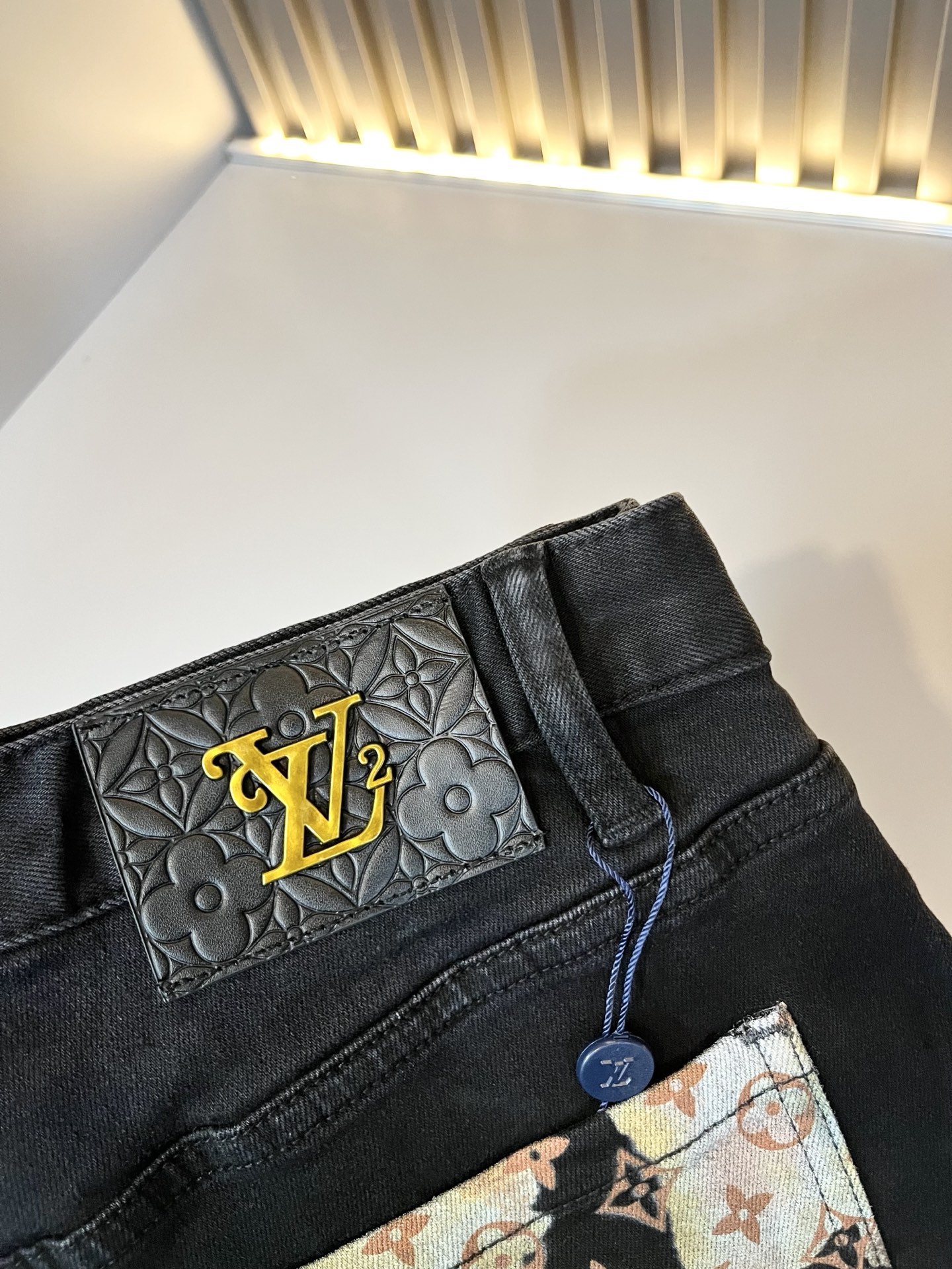 Louis Vuitto*路易*登2025秋冬新款男士经典水洗小直筒牛仔长裤。绝佳的上身性能，百搭之选，