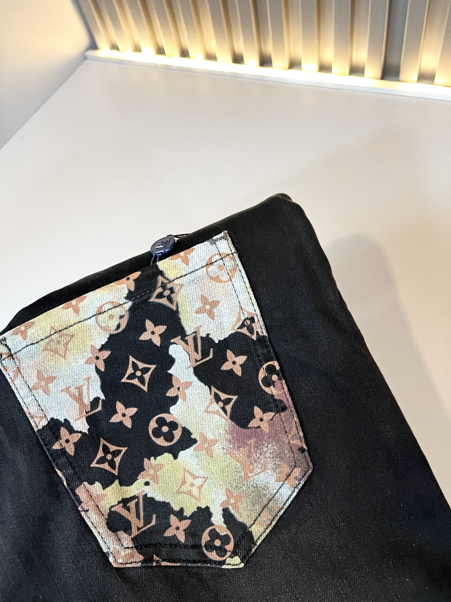 Louis Vuitto*路易*登2025秋冬新款男士经典水洗小直筒牛仔长裤。绝佳的上身性能，百搭之选，