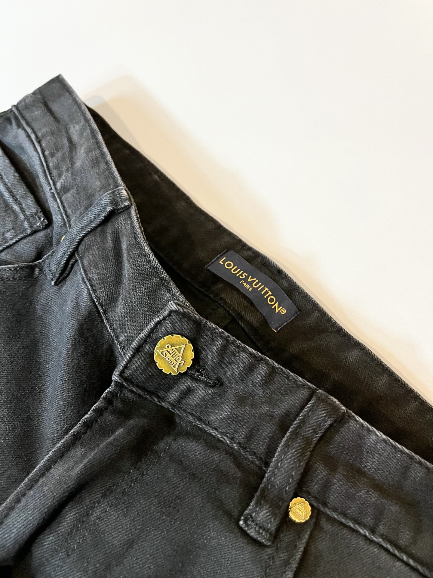 Louis Vuitto*路易*登2025秋冬新款男士经典水洗小直筒牛仔长裤。绝佳的上身性能，百搭之选，