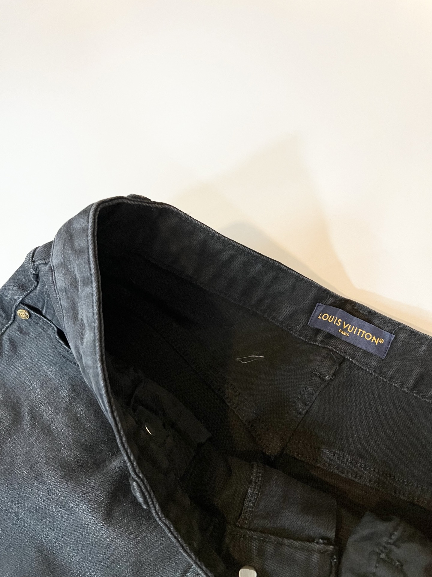 Louis Vuitto*路易*登2025秋冬新款男士经典水洗小直筒牛仔长裤。绝佳的上身性能，百搭之选，