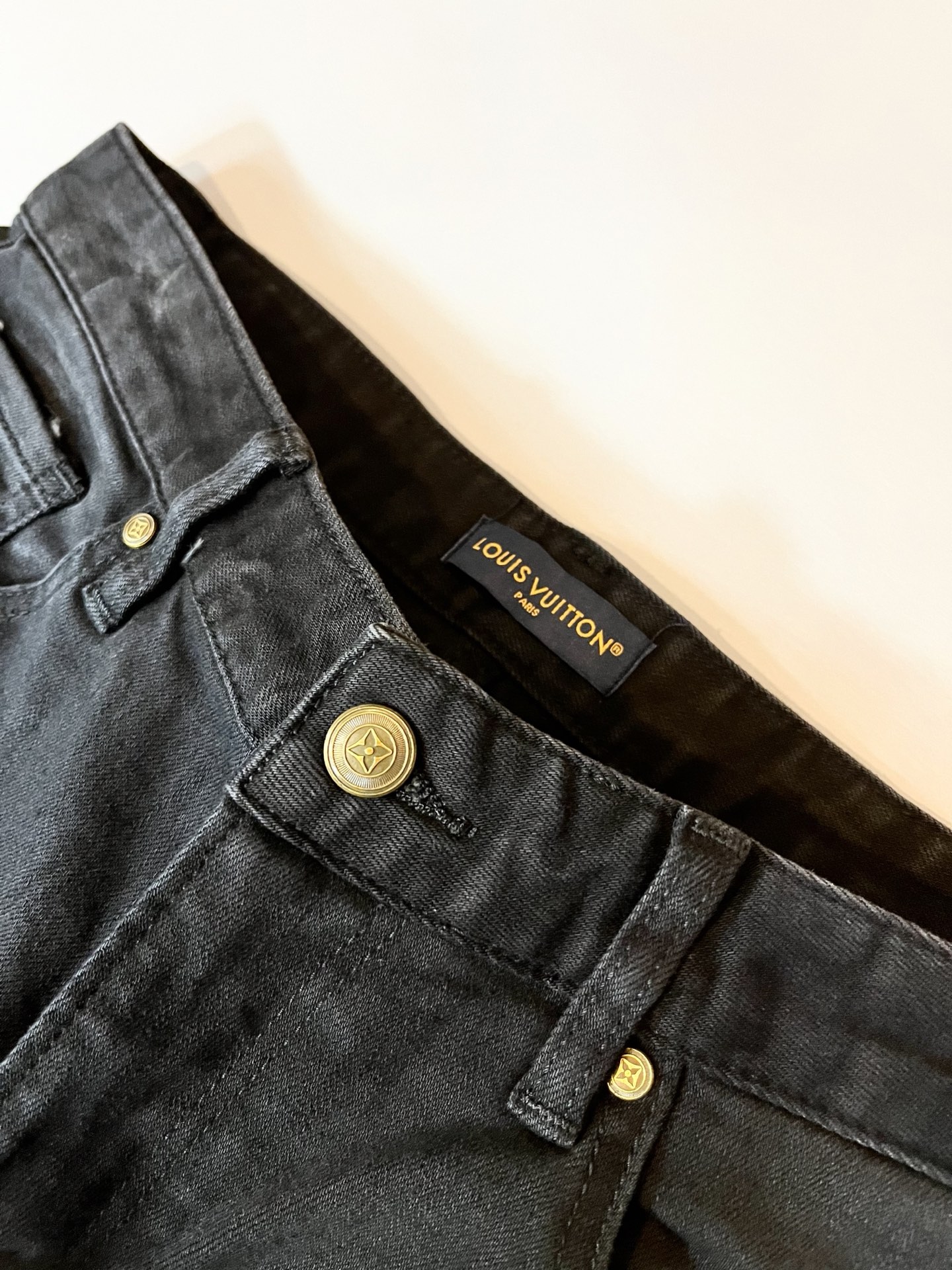 Louis Vuitto*路易*登2025秋冬新款男士经典水洗小直筒牛仔长裤。绝佳的上身性能，百搭之选，