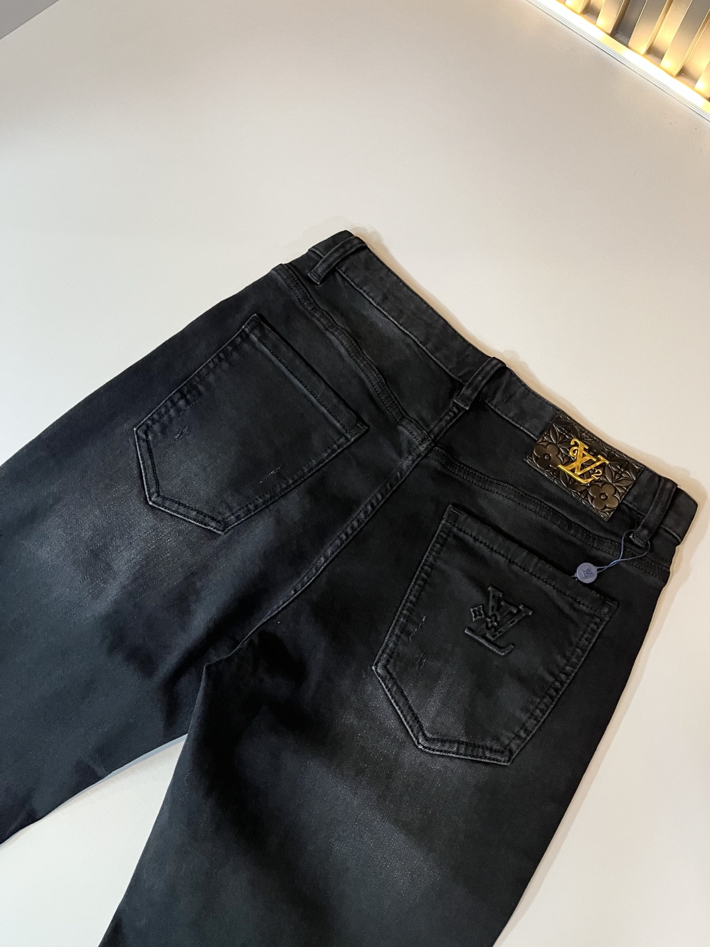 Louis Vuitto*路易*登2025秋冬新款男士经典水洗小直筒牛仔长裤。绝佳的上身性能，百搭之选，