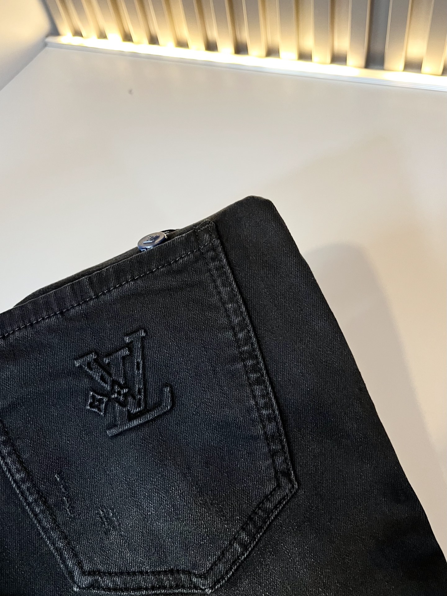 Louis Vuitto*路易*登2025秋冬新款男士经典水洗小直筒牛仔长裤。绝佳的上身性能，百搭之选，