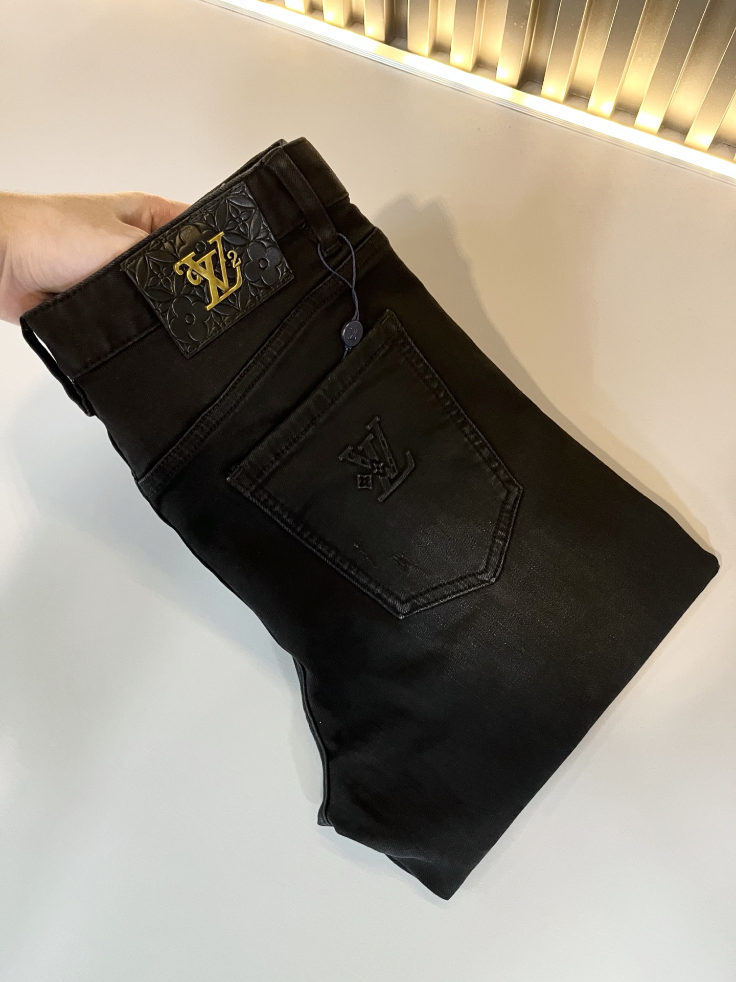 Louis Vuitto*路易*登2025秋冬新款男士经典水洗小直筒牛仔长裤。绝佳的上身性能，百搭之选，