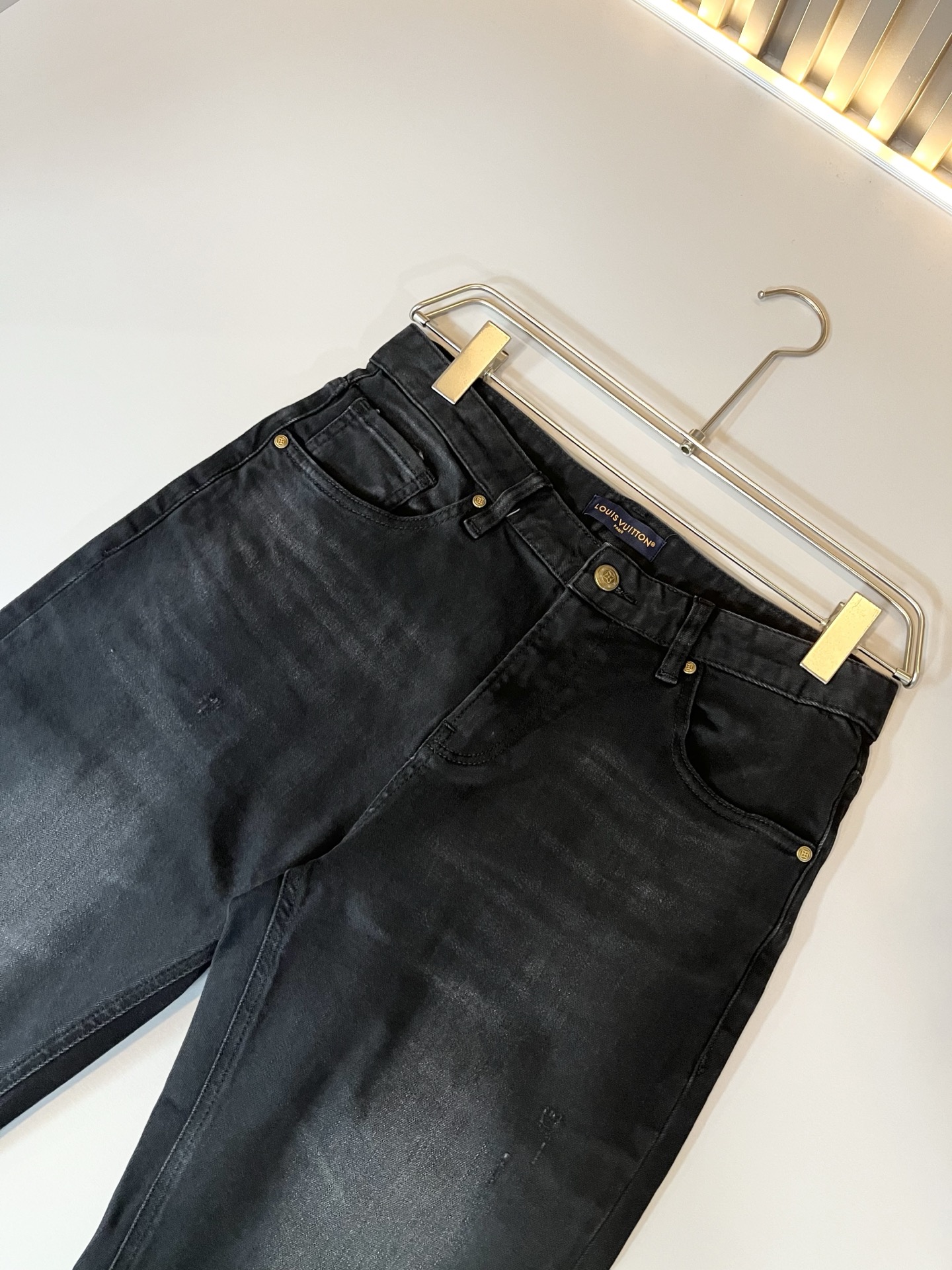 Louis Vuitto*路易*登2025秋冬新款男士经典水洗小直筒牛仔长裤。绝佳的上身性能，百搭之选，