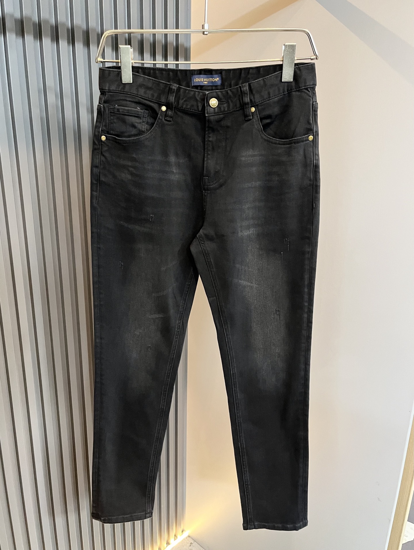 Louis Vuitto*路易*登2025秋冬新款男士经典水洗小直筒牛仔长裤。绝佳的上身性能，百搭之选，
