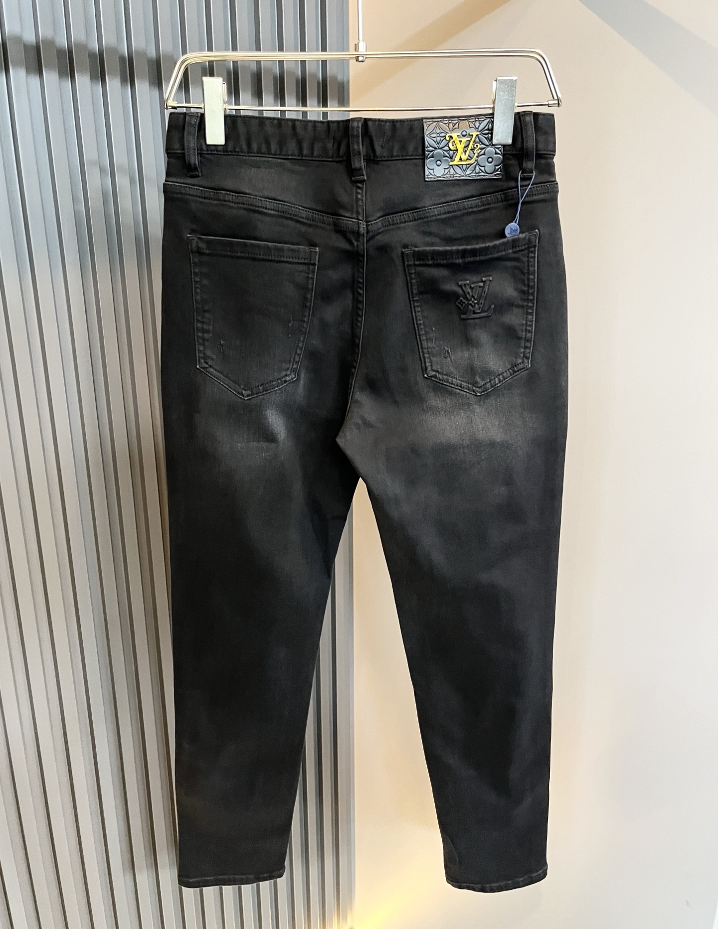 Louis Vuitto*路易*登2025秋冬新款男士经典水洗小直筒牛仔长裤。绝佳的上身性能，百搭之选，