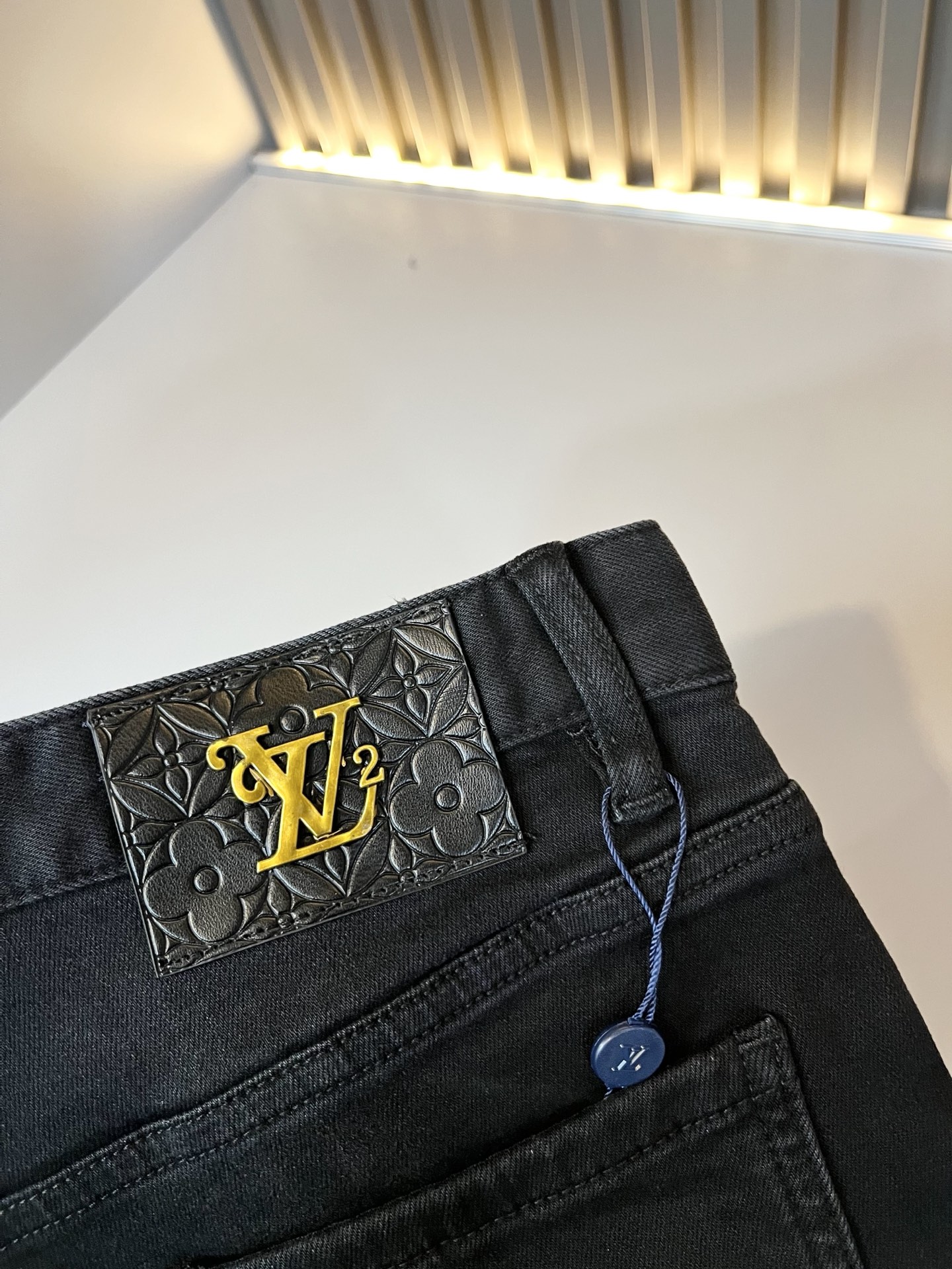 Louis Vuitto*路易*登2025秋冬新款男士经典水洗小直筒牛仔长裤。绝佳的上身性能，百搭之选，